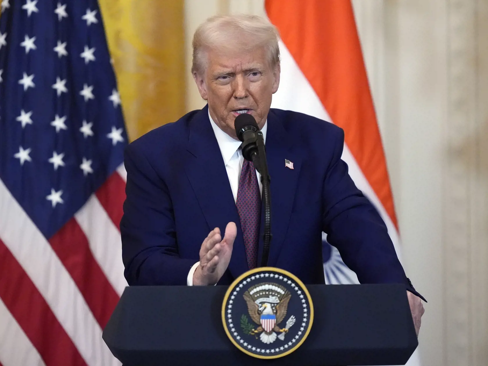 AZ8 Washington - Americký prezident Donald Trump počas tlačovej konferencie s indickým premiérom Naréndrom Módím v Bielom dome vo Washingtone 13. februára 2025. Trump vo štvrtok 14. februára 2025 na stretnutí vo Washingtone ponúkol indickému premiérovi Naréndrovi Módímu najmodernejšie stíhačky. Prisľúbil tiež posilnenie vzájomného obchodu. FOTO TASR/AP  

President Donald Trump speaks during a news conference with India's Prime Minister Narendra Modi in the East Room of the White House, Thursday, Feb. 13, 2025, in Washington. (Photo/Alex Brandon)