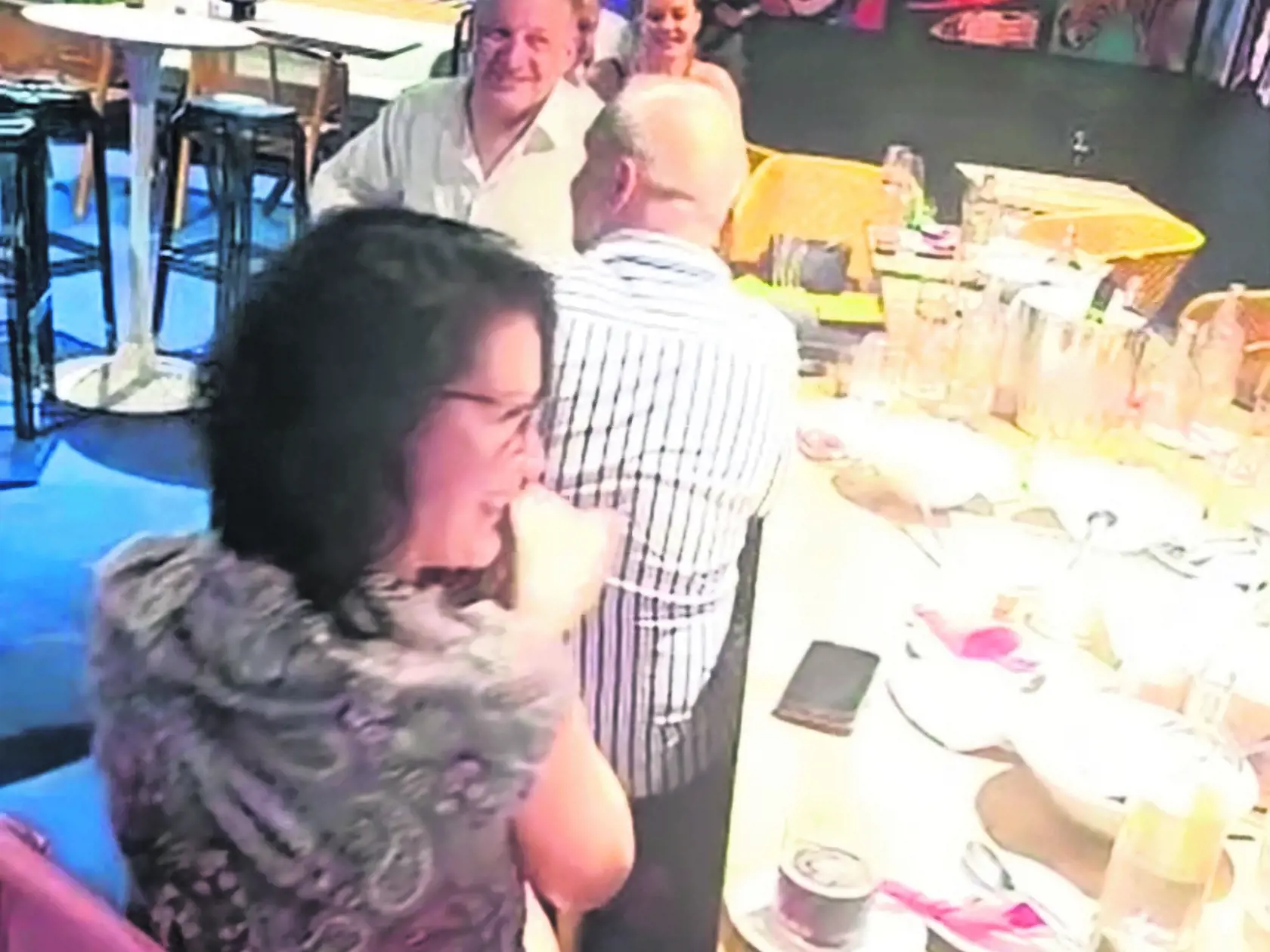 Robert Fico zverejnil uniknuté video o škandalóznom odhalení správania bývalého ministra hospodárstva Sulíka počas podujatia EXPO v Dubaji. Šéf liberálov v ňom vyzýva partiu hostí, aby zadarmo „vypili bar“ v slovenskom pavilóne. V záberoch sa mihnú aj nemeckí milionári Geissovci, vtedajšia šéfka zdravotníckeho výboru Jana Bittó Cigániková (SaS), ale aj predseda parlamentu Boris Kollár (Sme rodina).
