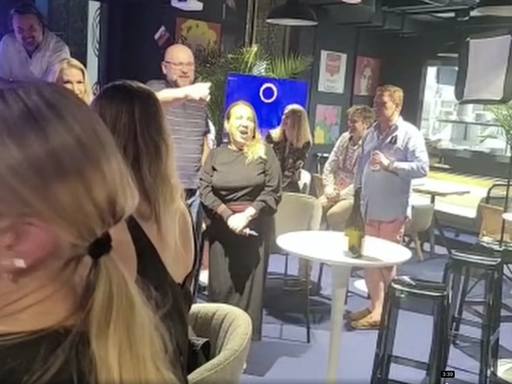 Robert Fico zverejnil uniknuté video o škandalóznom odhalení správania bývalého ministra hospodárstva Sulíka počas podujatia EXPO v Dubaji. Šéf liberálov v ňom vyzýva partiu hostí, aby zadarmo „vypili bar“ v slovenskom pavilóne.