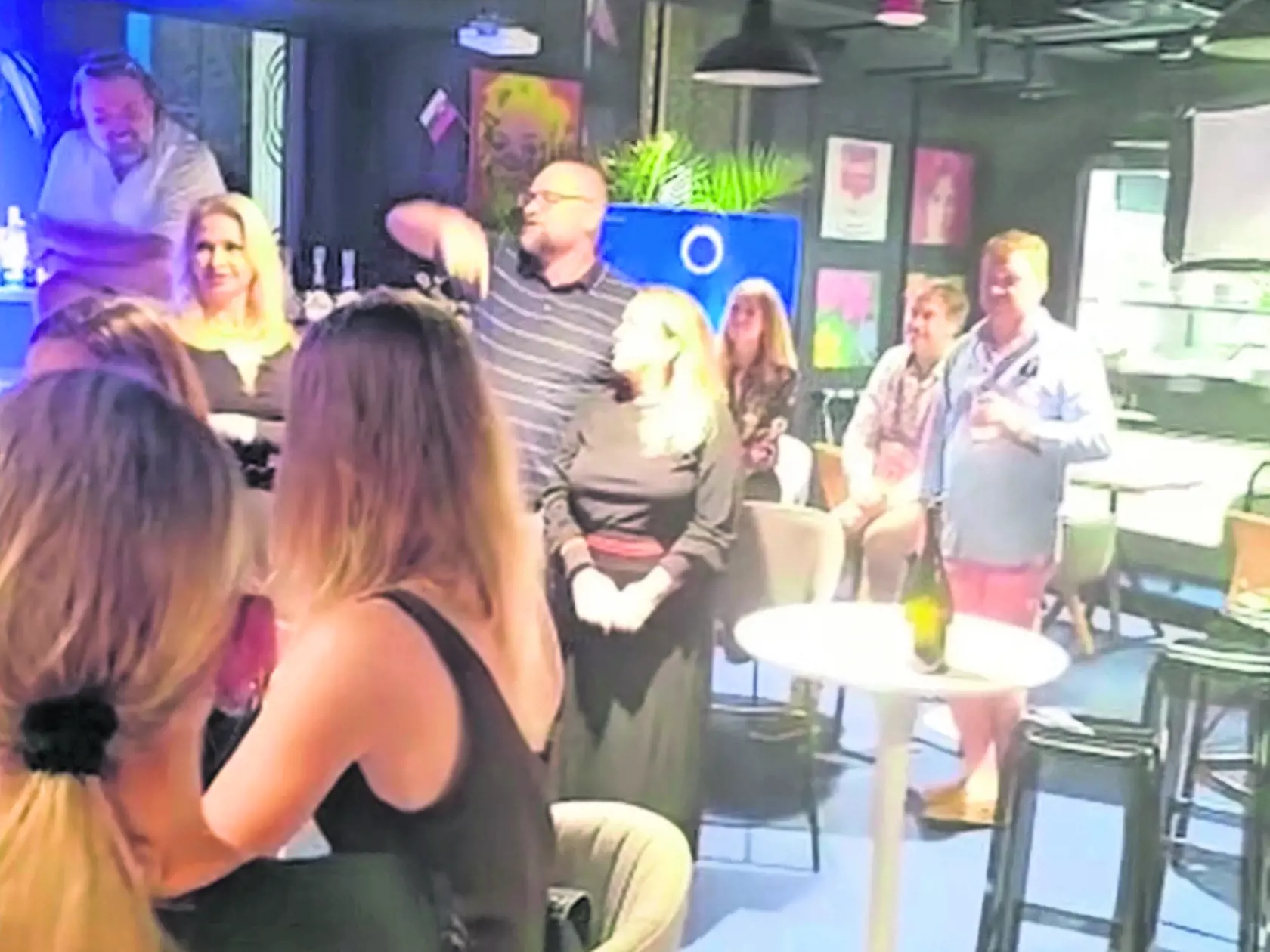 Robert Fico v pondelok zverejnil uniknuté video o škandalóznom odhalení správania bývalého ministra hospodárstva Sulíka počas podujatia EXPO v Dubaji. Šéf liberálov v ňom vyzýva partiu hostí, aby zadarmo „vypili bar“ v slovenskom pavilóne.