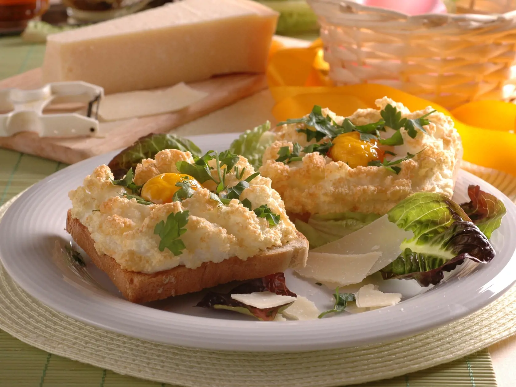 Kráľovské toasty, veľkonočné recepty, toastový chlieb, vajcia, parmezán, petržlenová vňať
Foto: Peter Záhradník
Neuverejnené
pôvodný súbor:kralovske tousty 1.eps