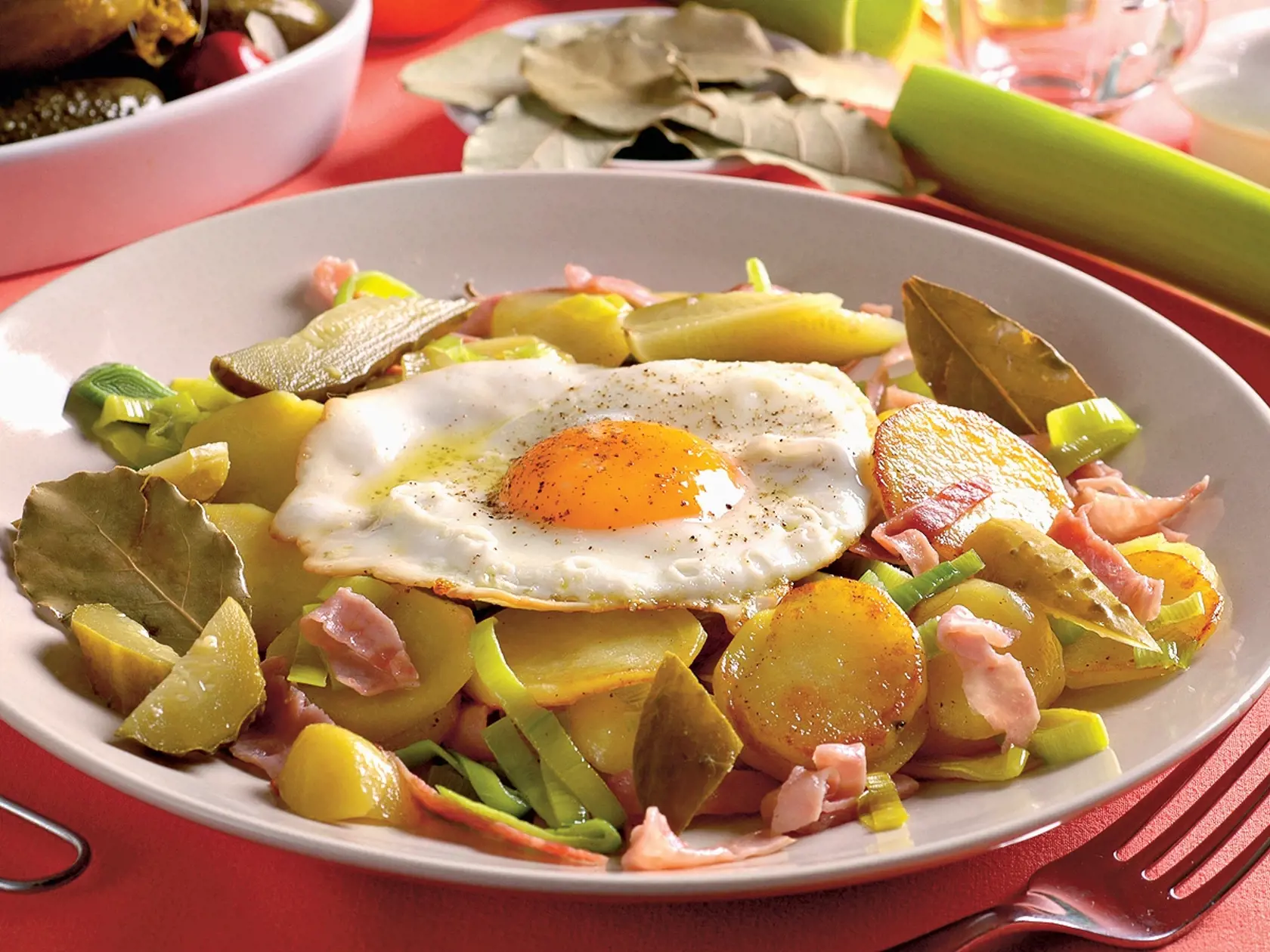 Opečené zemiaky s vajcom, recept, šunka, uhorky, volské oko
Foto: Peter Záhradník
Uverejnené: Báječná Žena č. 10/09
pôvodný súbor:opecene zemiaky s vajcom CITAT.RECEPT.eps