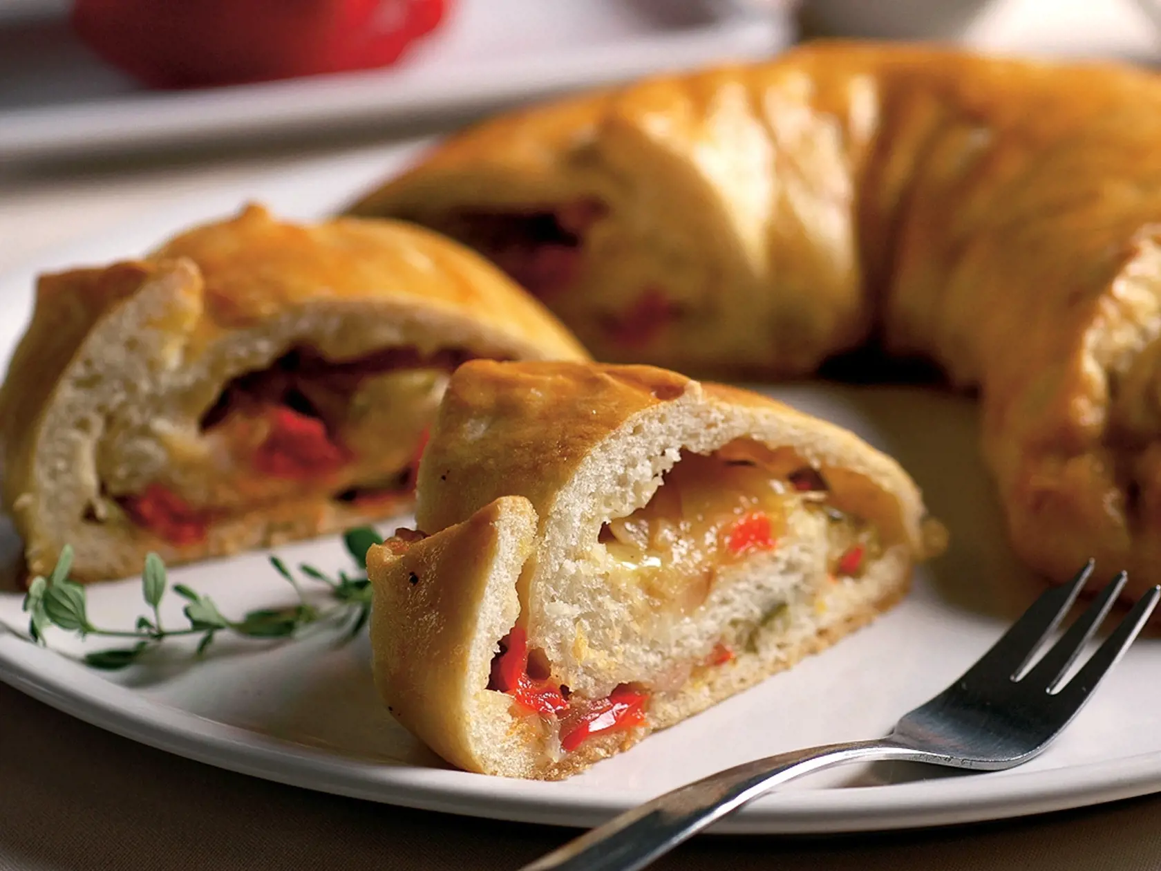 Kysnutý paprikový šalát, recept, cibuľa, paprika, cukina, slanina, mozzarella, vajce
Foto: Peter Záhradník
Uverejnené: Báječná Žena č. 45/08
pôvodný súbor:paprikovy kolac z kysnuteho cesta.eps