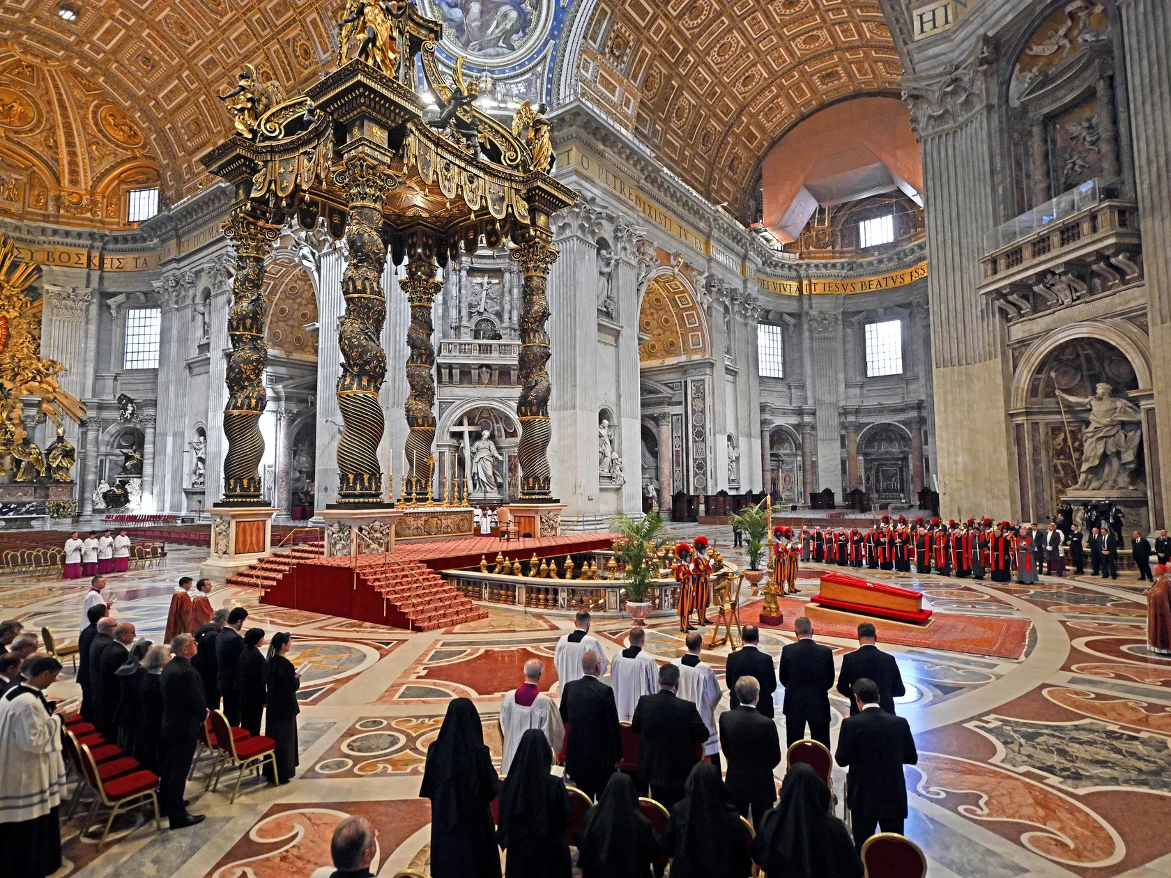 Pápež František si prial byť pochovaný v Bazilike Santa Maria Maggiore pre jej duchovný význam a historickú hodnotu. Táto bazilika je jednou z najstarších a najdôležitejších v Ríme, zasvätená Panne Márii. František ju často navštevoval počas pontifikátu, cítil sa tam blízko cirkevnej tradície. Inšpiroval ho jej symbolizmus a pokorný charakter, čo odrážalo jeho úctu k Panne Márii.
