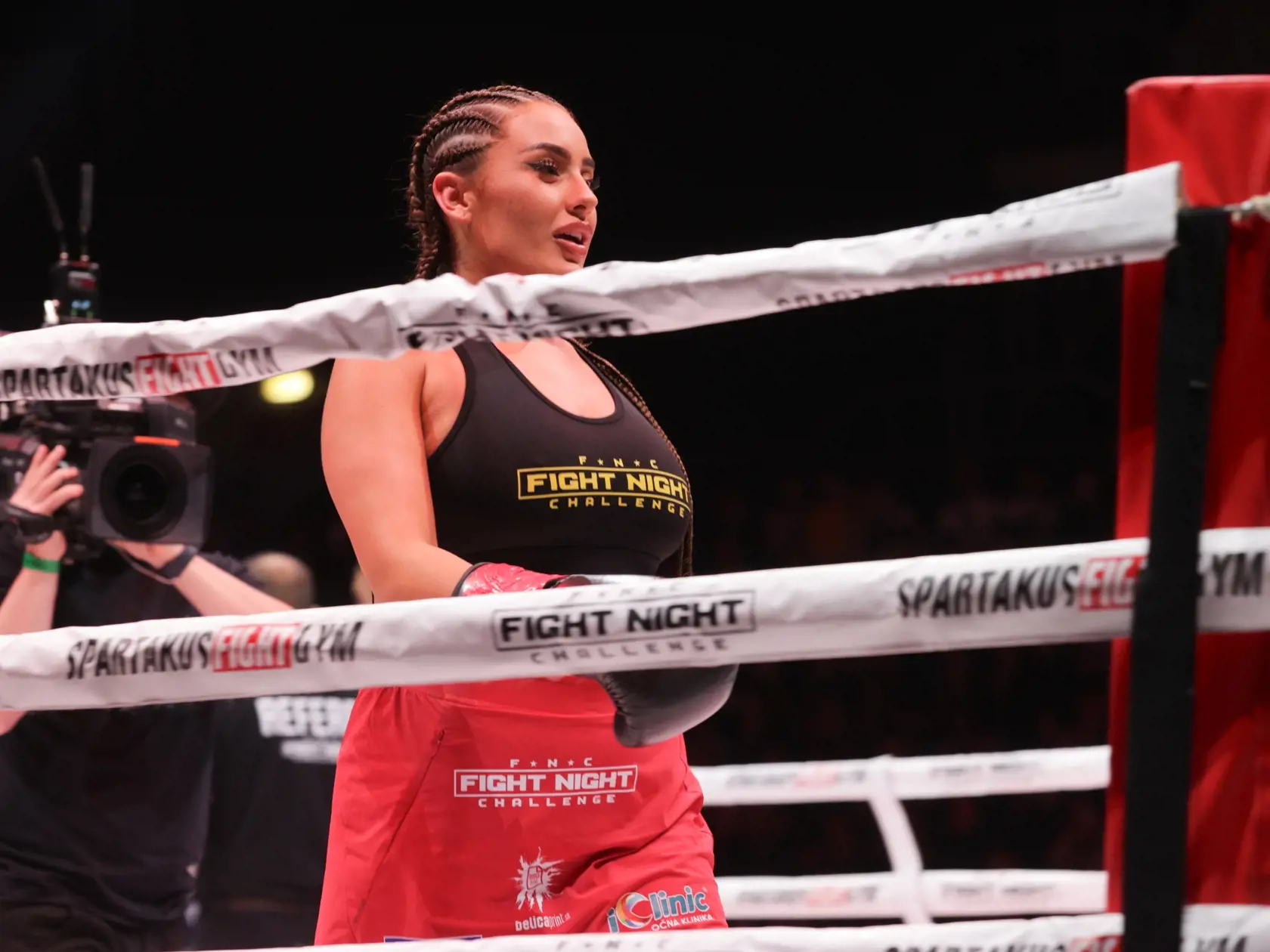 Lenka Tejbusová sa v ringu Fight Night Challenge pobila s ,,Kollárovou" Pimpinočkou. Pimpa vyhrala.