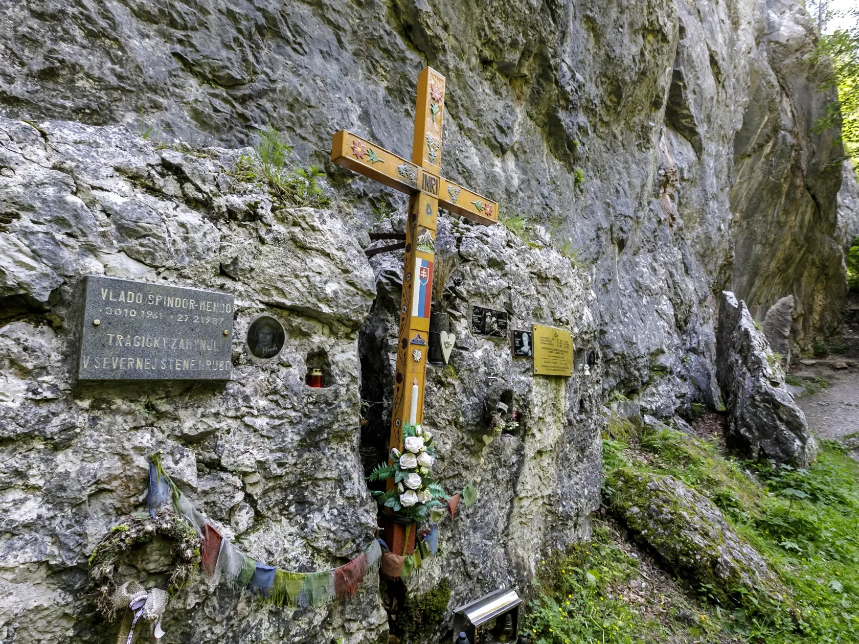 Na snímke kríž na symbolickom cintoríne v Manínskej tiesňave 18. júna 2022. FOTO TASR - Dano Veselský