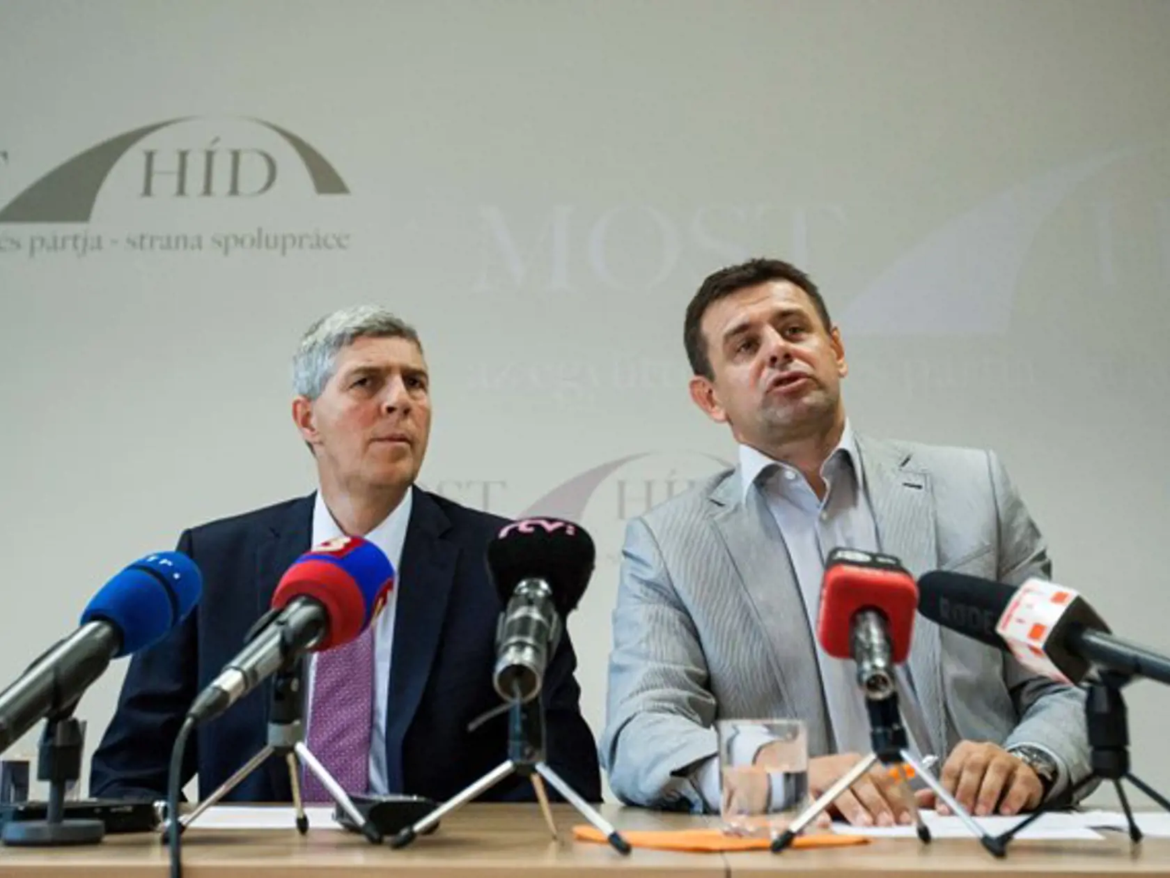 A dodal, že na základe utorkového uznesenia prijatého najvyšším rozhodovacím orgánom platformy zo strany odchádzajú. "Odchádzame z Aliancie, ale neodchádzame z politiky. Príbeh strany Mosta-Híd pokračuje vo štvrtok ustanovujúcim snemom strany," dodal predstaviteľ Mosta-Híd László Sólymos.