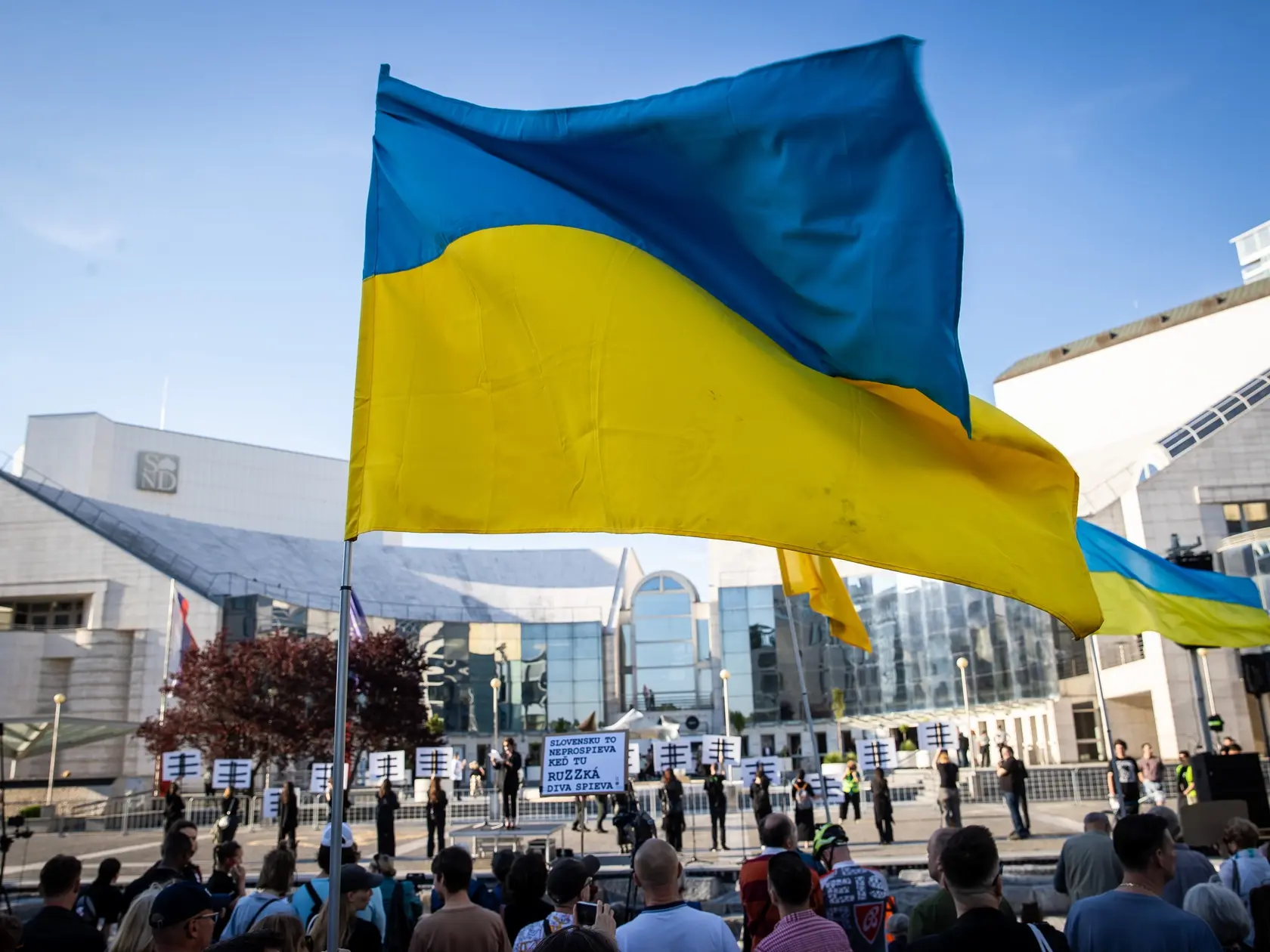 Na snímke protest pred novou budovou Slovenského národného divadla, počas vystúpenia ruskej opernej speváčky Anny Netrebko.