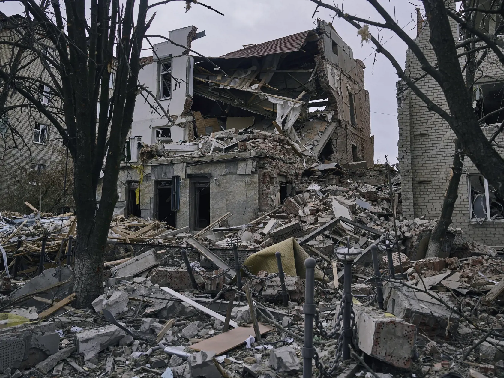 Na snímke poškodená budova po ruskom útoku v ukrajinskom meste Sloviansk 27. marca 2023.