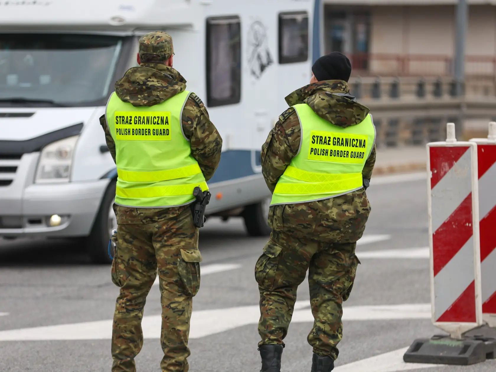 AZ12 Chyžné - Policajti hliadkujú na poľsko-slovenskom hraničnom priechode Chyžné - Trstená na juhu Poľska 1. apríla 2025. Poľská vláda v utorok rozhodla v súvislosti s hrozbou slintačky a krívačky o sprísnení kontrol na hraniciach so Slovenskom, Českom a Nemeckom. Oznámil to premiér Donald Tusk. FOTO TASR/PAP  

Chyżne, 30.03.2025. Kontrola transportów zwierząt i produktów na polsko-słowackim przejściu granicznym Chyżne-Trstena, 30 bm. 21 marca minister rolnictwa podpisał rozporządzenie i zadecydował o zamknięciu terytorium Polski na przywóz wybranych towarów ze Słowacji w związku ogniskami pryszczycy w tym kraju. Ma ono obowiązywać do momentu przyjęcia odpowiednich rozwiązań przez Komisję Europejską. (jm) PAP/Grzegorz Momot
