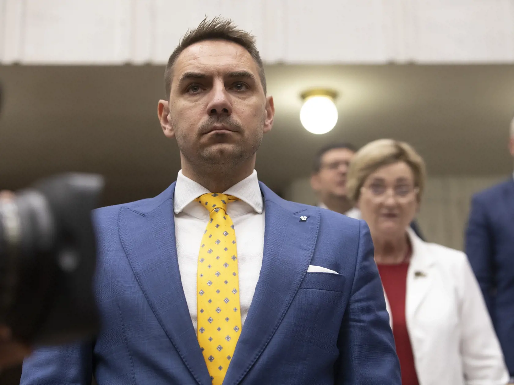 Na status Hegera zareagoval aj György Gyimesi (OĽANO). „Je celkom zjavné, že každá jedna veta tohto listu popiera podstatu, a to vládnutie na pôdoryse mandátov, ktoré jednotlivé koaličné strany získali v riadnych parlamentných voľbách. V tých parlamentných voľbách, v ktorých strana SaS dosiahla výsledok, s ktorým sa zjavne od začiatku nestotožnila. Požiadavka na druhý odchod z funkcie predsedu najsilnejšej vládnej strany sa podľa jeho slov nedá nazvať inak, ako „hrubá neslušnosť“.