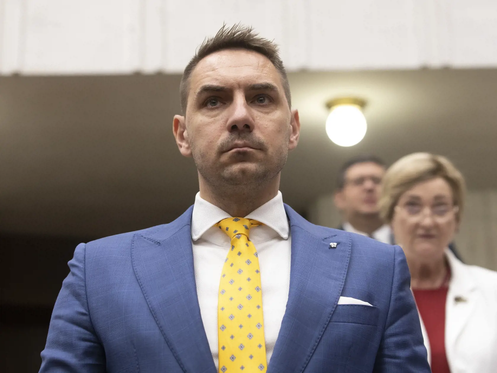 Na status Hegera zareagoval aj György Gyimesi (OĽANO). „Je celkom zjavné, že každá jedna veta tohto listu popiera podstatu, a to vládnutie na pôdoryse mandátov, ktoré jednotlivé koaličné strany získali v riadnych parlamentných voľbách. V tých parlamentných voľbách, v ktorých strana SaS dosiahla výsledok, s ktorým sa zjavne od začiatku nestotožnila. Požiadavka na druhý odchod z funkcie predsedu najsilnejšej vládnej strany sa podľa jeho slov nedá nazvať inak, ako „hrubá neslušnosť“.