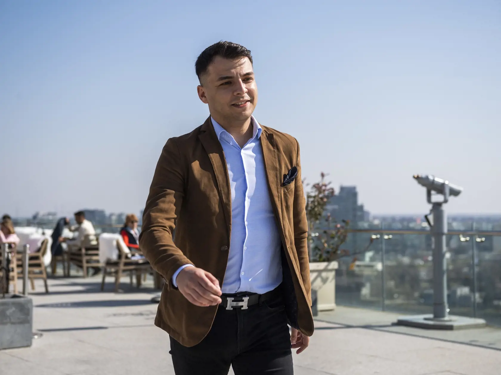 „Oceňujem tvoju trpezlivosť s takýmto ministrom, ktorý bez kultúry a hanby pošle premiérovi tejto krajiny cez apku stanovisko strany,“ napísal bez okolkov poslane OĽANO Peter Pollák. „Kde sú tie povestne gule toho ministra z ktorého urobili hrdinu, keď nemá toľko chochmesu prísť a do oci povedať že takto to chceme a buď to akceptuješ alebo nie. To sú presne ti fejsbukovi hrdinovia ktorí sú silní iba za klávesnicou. Strašná hanba,“ myslí si Pollák