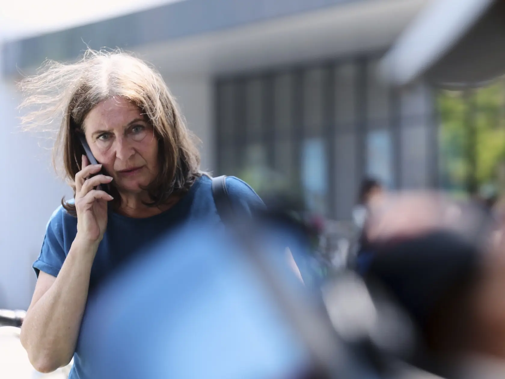KK42 Graz - Na snímke primátorka mesta Graz Elke Kahrová telefonuje po streľbe na strednej škole v rakúskom meste Graz v utorok 10. júna 2025. Najmenej desať osôb v utorok zahynulo a dvojciferný počet ďalších je zranených po streľbe na strednej škole v rakúskom meste Graz. Podľa polície sa streľba ozvala okolo 10.00 h, v škole na ulici Dreierschuetzengasse bol spustený poplach a budovu evakuovali. Páchateľ údajne strieľal v dvoch triedach a následne spáchal samovraždu na jednej z toaliet. FOTO TASR/AP
Elke Kahr the mayor of Graz makes a phone call after a shooting at a school in Graz, Austria, Tuesday, June 10, 2025. (Kleine Zeitung via AP)