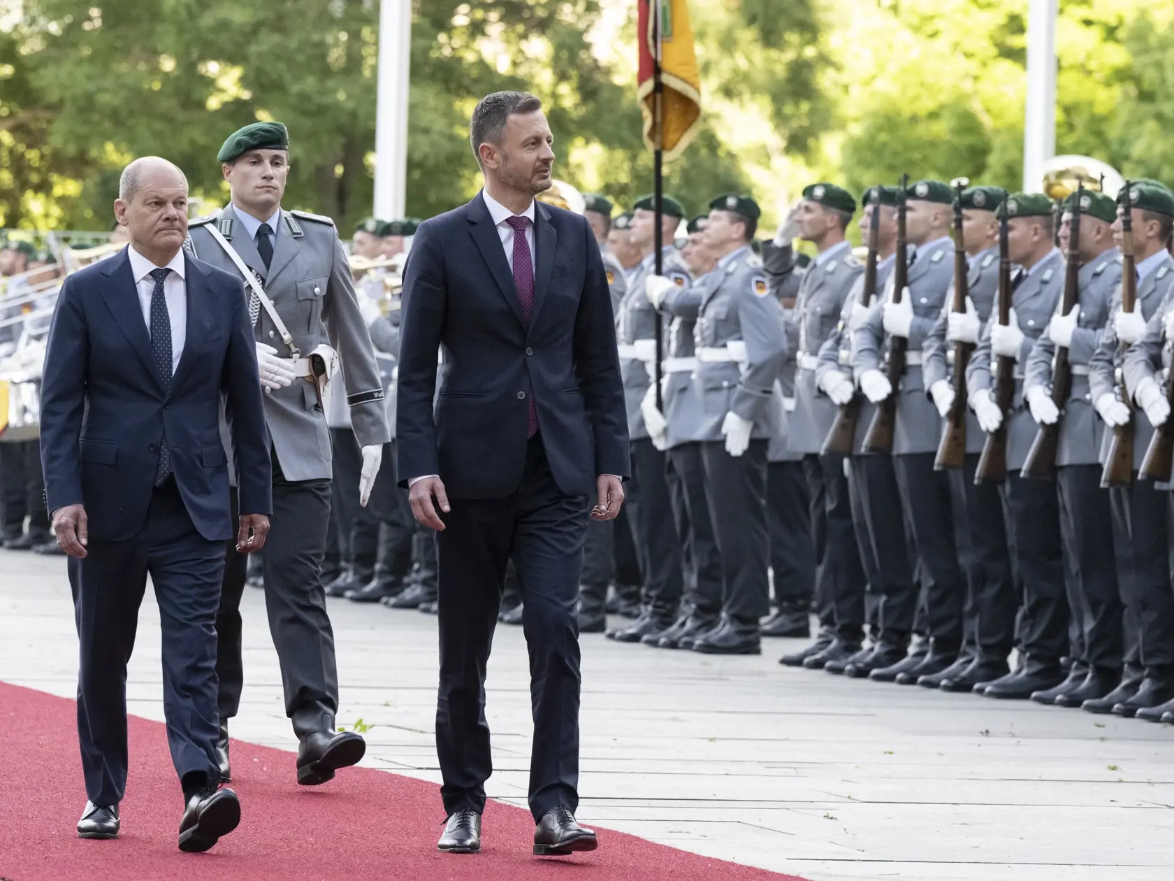 Na snímke vľavo nemecký kancelár Olaf Scholz a vpravo predseda vlády SR Eduard Heger počas ich stretnutia v Úrade spolkového kancelára 13. júna 2022 v Berlíne. FOTO TASR - Pavel Neubauer




