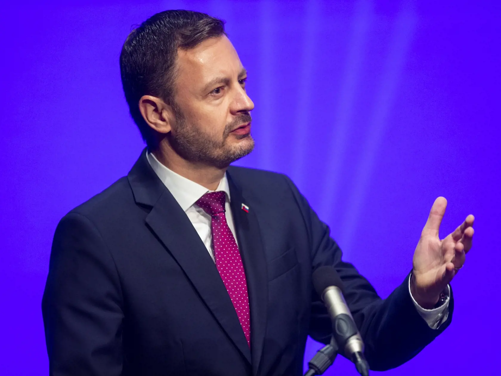 Podľa predsedu vlády z takéhoto prístupu lídrovi Sas sa mu javí, že v skutočnosti Sulíkovi nejde o hľadanie riešenia, ale skôr o snahu viesť predčasnú politickú kampaň s cieľom dosiahnuť lepší volebný výsledok, aký mala SaS vo voľbách v roku 2020.