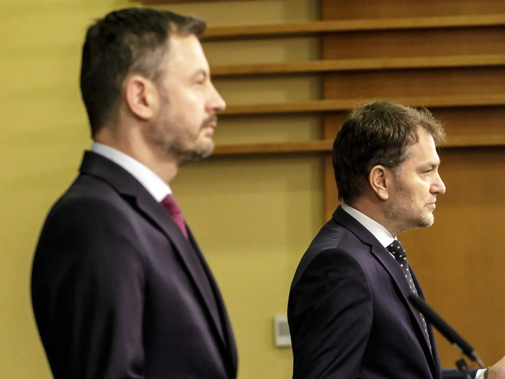 Na snímke zľava predseda vlády SR Eduard Heger a podpredseda vlády SR a minister financií SR Igor Matovič (obaja OĽaNO) počas tlačovej konferencie v Bratislave 25. júna 2022. FOTO TASR - Dano Veselský