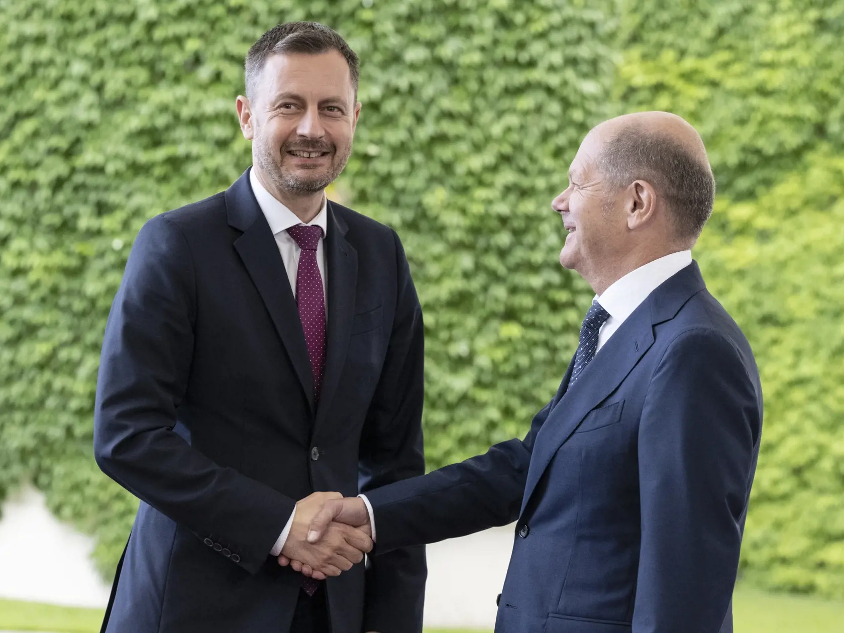 Na snímke vpravo nemecký kancelár Olaf Scholz a vľavo predseda vlády SR Eduard Heger počas ich stretnutia v Úrade spolkového kancelára 13. júna 2022 v Berlíne. FOTO TASR - Pavel Neubauer




