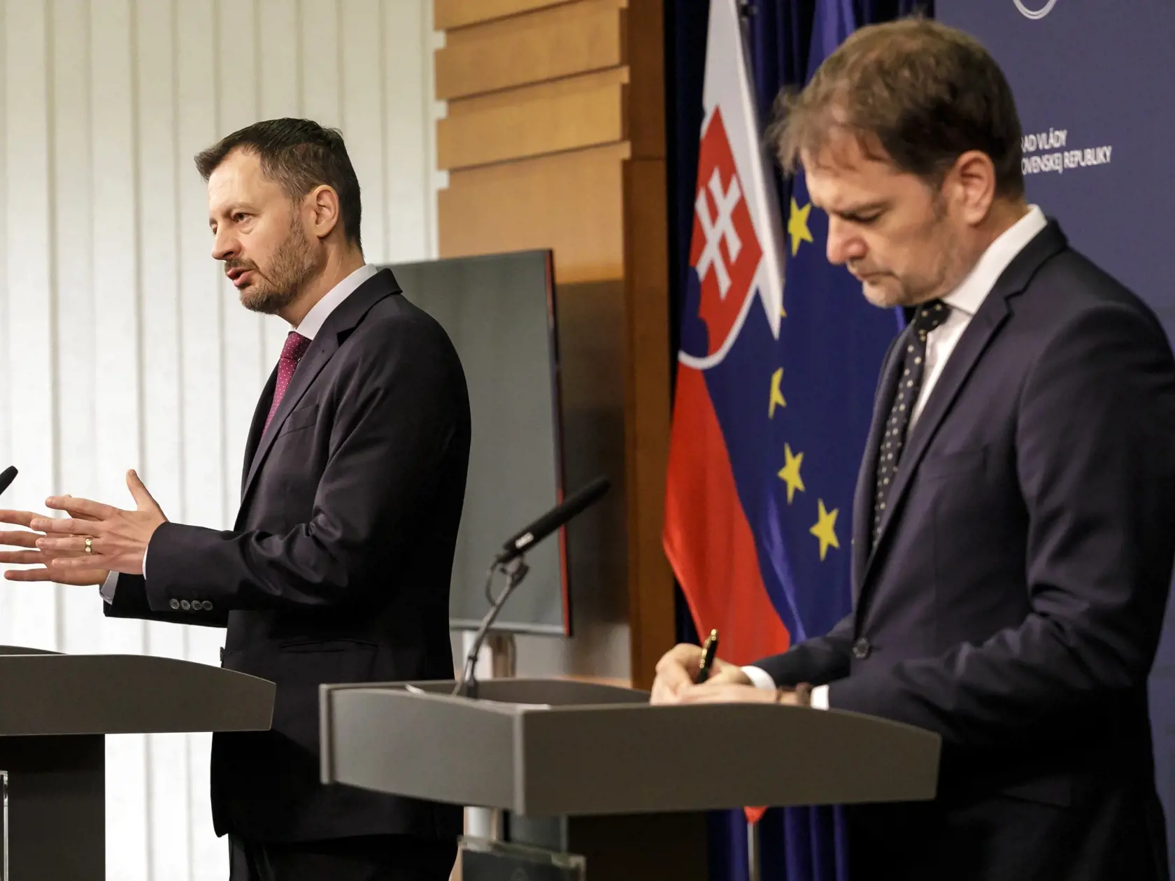 Na snímke zľava predseda vlády Sr Eduard Heger a podpredseda vlády SR a minister financií SR Igor Matovič (obaja OĽaNO) počas tlačovej konferencie v Bratislave 25. júna 2022. FOTO TASR - Dano Veselský