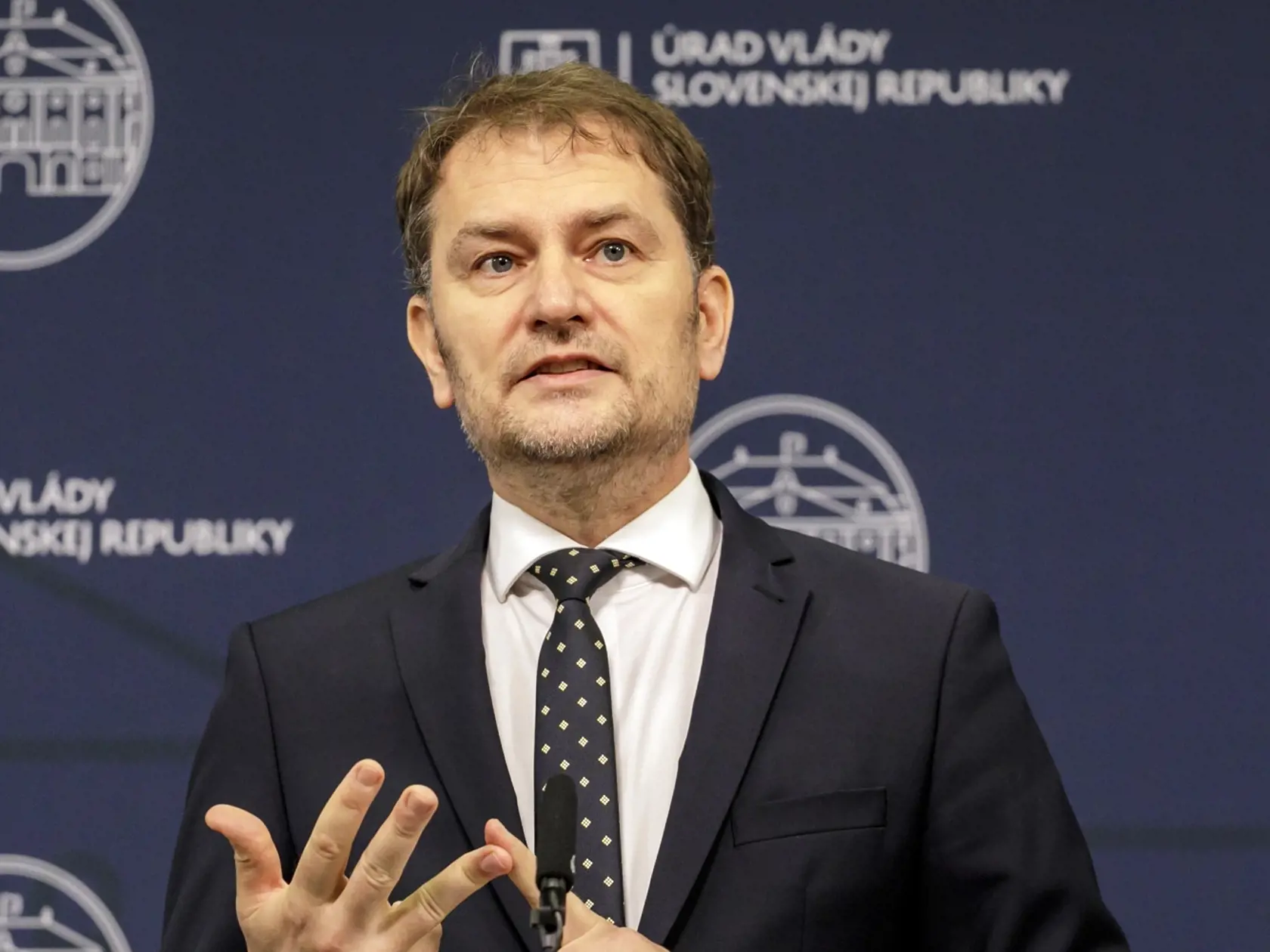 Požiadavka na druhý odchod z funkcie predsedu najsilnejšej vládnej strany sa podľa Gyimesiho nedá nazvať inak, ako „hrubá neslušnosť“.