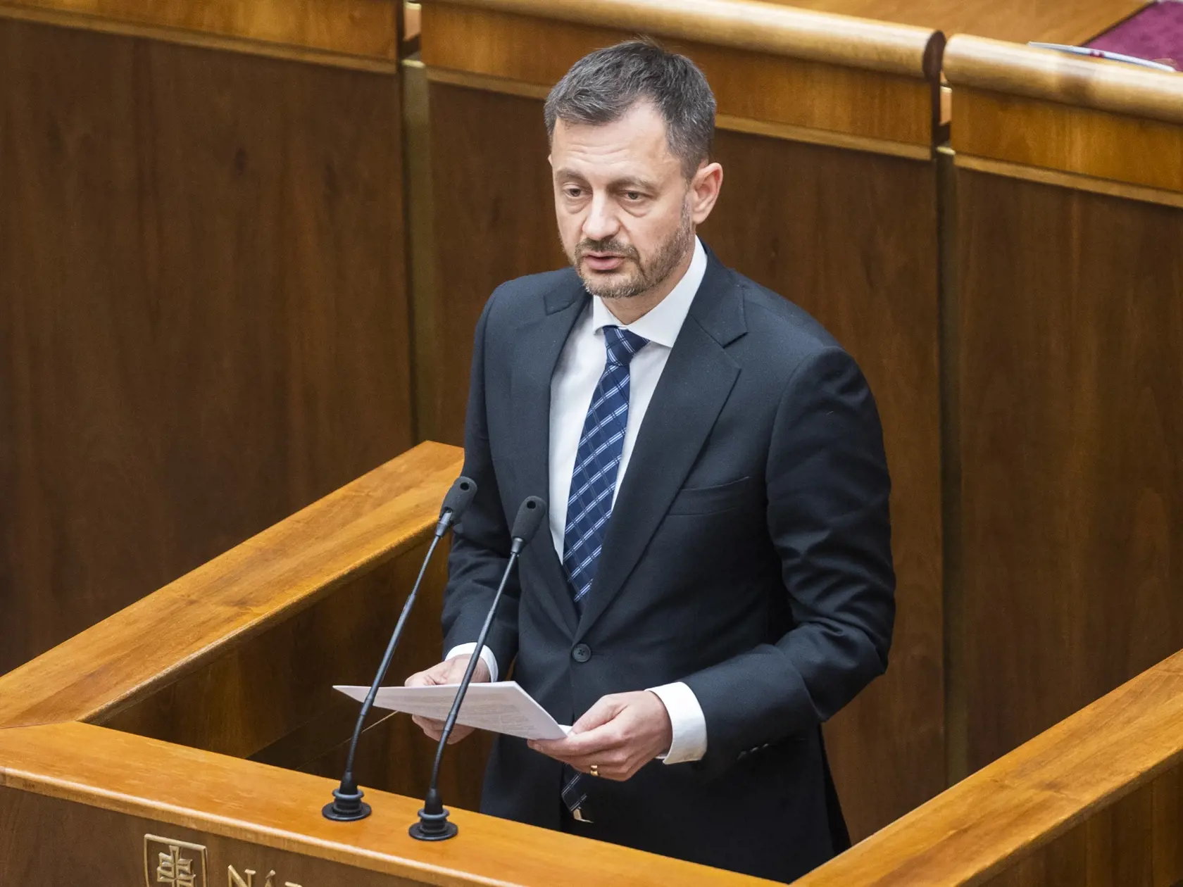 Na snímke predseda vlády SR Eduard Heger (OĽaNO) počas 67. schôdze Národnej rady SR o návrhu na odvolanie ministra hospodárstva Richarda Sulíka (SaS) z funkcie v Bratislave 16. júna 2022. FOTO TASR - Jaroslav Novák
