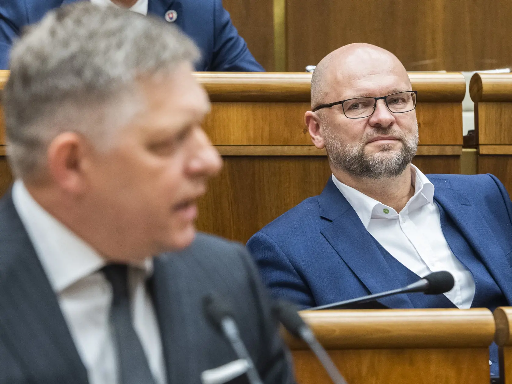 Na snímke zľava poslanec NR SR Robert Fico (SMER-SD) a minister hospodárstva SR a prvý podpredseda vlády pre ekonomiku SR Richard Sulík (SaS) počas 67. schôdze Národnej rady SR o návrhu na odvolanie ministra hospodárstva Richarda Sulíka z funkcie v Bratislave 16. júna 2022. FOTO TASR - Jaroslav Novák