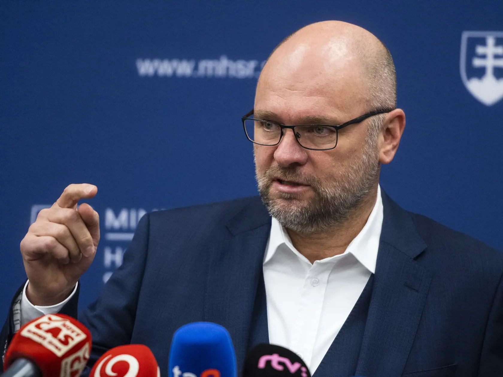 „Richard Sulík volá po dodržiavaní pravidiel, ale zároveň opakovane porušuje koaličnú zmluvu a internú komunikáciu v rámci koalície zverejňuje na FB či priamo médiám. Jasné, že je to už prebiehajúca kampaň a nie snaha o pokračovanie tejto koalície. A jasné, že SaS skončí nielen teraz mimo vlády, ale po ďalších voľbách aj mimo parlamentu. Kto chce kam…,“ reagoval na slová premiéra minister obrany Jaroslav Naď (OĽANO).