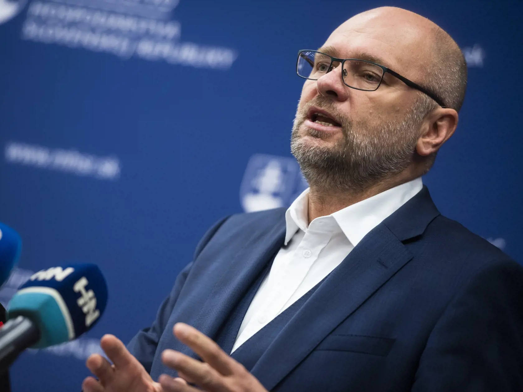 „Richard Sulík volá po dodržiavaní pravidiel, ale zároveň opakovane porušuje koaličnú zmluvu a internú komunikáciu v rámci koalície zverejňuje na FB či priamo médiám. Jasné, že je to už prebiehajúca kampaň a nie snaha o pokračovanie tejto koalície. A jasné, že SaS skončí nielen teraz mimo vlády, ale po ďalších voľbách aj mimo parlamentu. Kto chce kam…,“ reagoval na slová premiéra minister obrany Jaroslav Naď (OĽANO).