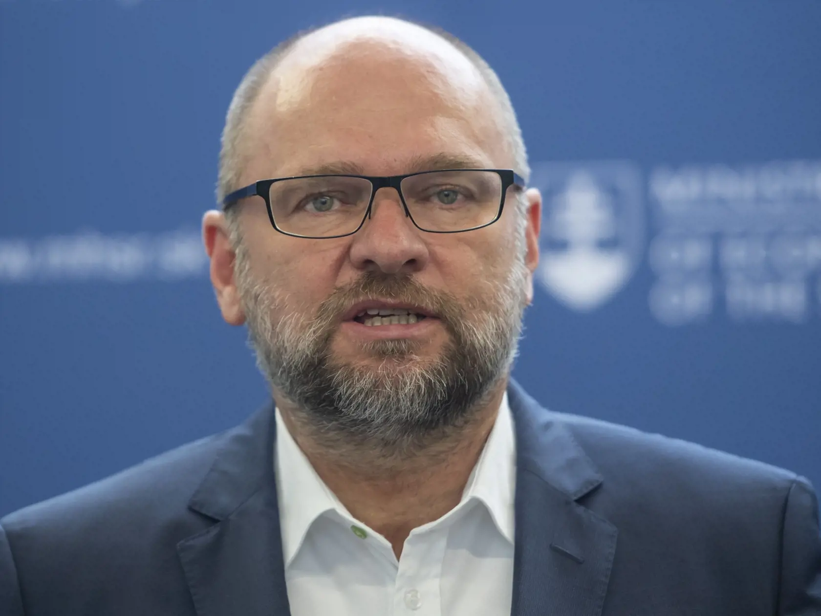Požiadavka na druhý odchod z funkcie predsedu najsilnejšej vládnej strany sa podľa Gyimesiho nedá nazvať inak, ako „hrubá neslušnosť“.