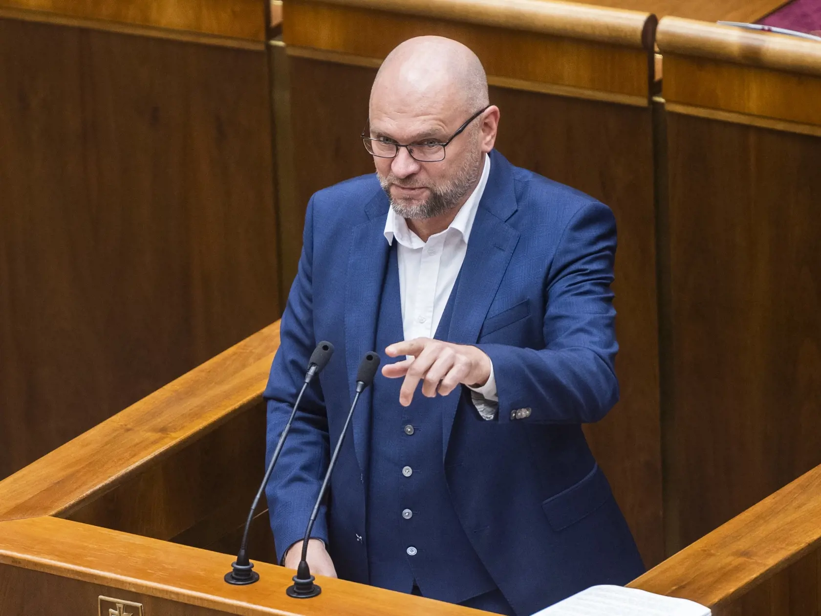 "Prekvapilo ma, že osobný list, ktorý som dnes obdržal od Richarda Sulíka cez chatovaciu aplikáciu Signal, predseda SaS vzápätí zverejnil na sociálnej sieti. Prekvapilo ma to o to viac, že sám Richard povedal, že mi stanovisko odovzdá osobne,“ píše Heger vo svojom príspevku na sociálnej sieti.