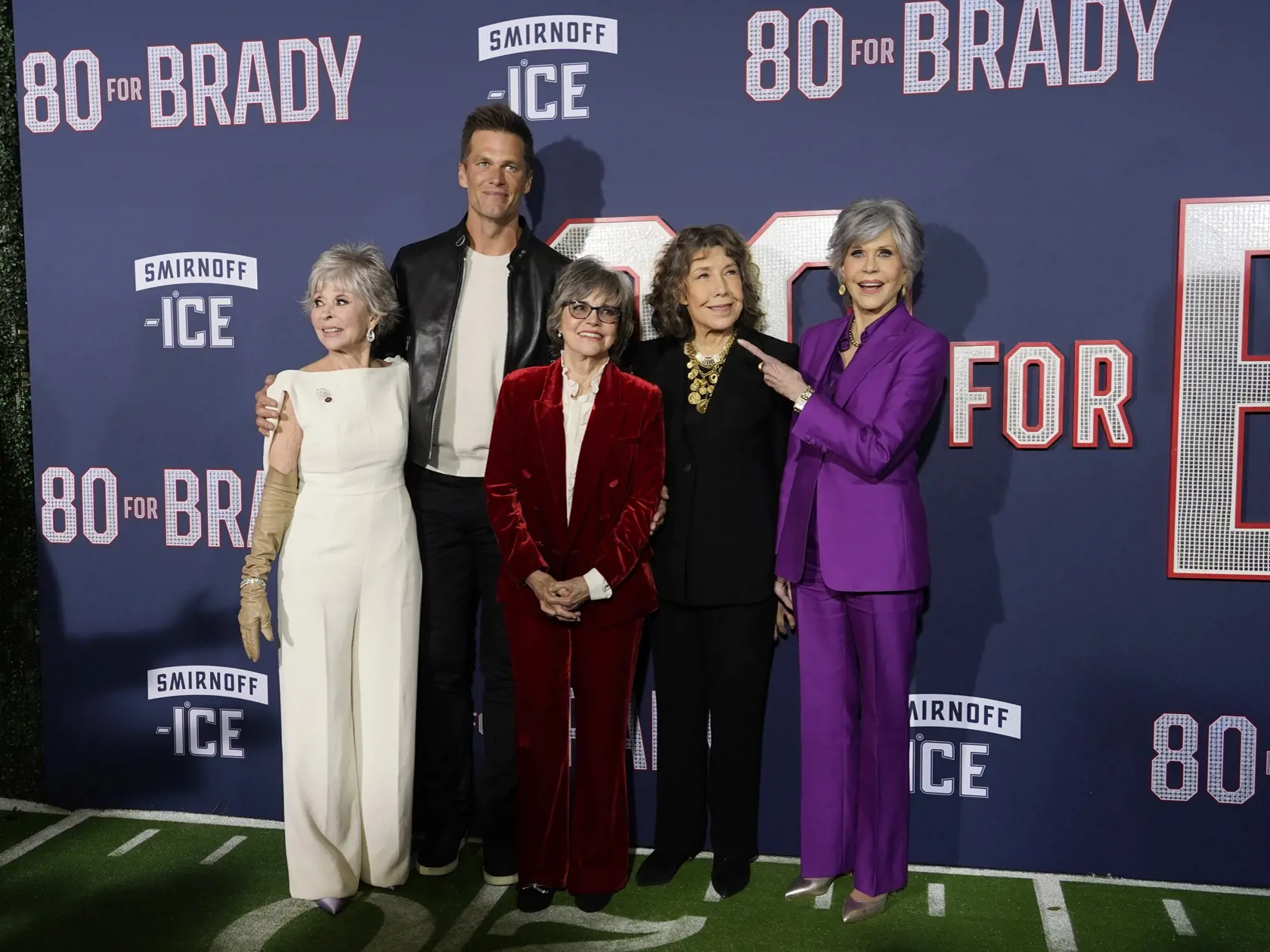EBE 12 Los Angeles - Na snímke zľava herci Rita Morenová, Tom Brady, Sally Fieldová, Lily Tomlinová a Jane Fondová pózujú fotografom pred premiérou komédie zo športového prostredia 80 for Brady v kine Regency Village Theatre v Los Angeles v noci na 1. februára 2023. FOTO TASR/AP

From left, Rita Moreno, Tom Brady, Sally Field, Lily Tomlin, and Jane Fonda, cast members in "80 for Brady," pose together at the premiere of the film, Tuesday, Jan. 31, 2023, at the Regency Village Theatre in Los Angel