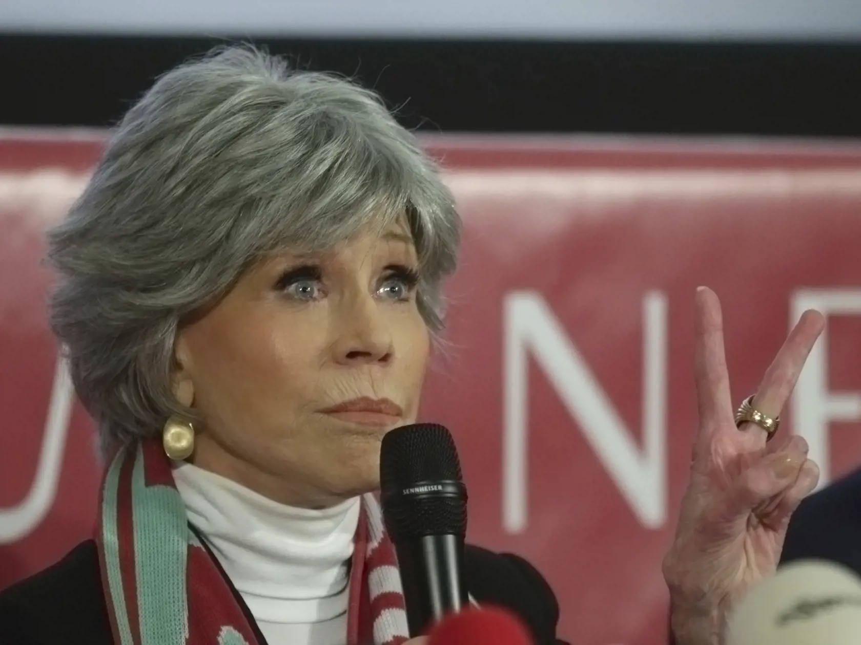 JB 18 Viedeň - Herečka Jane Fondová gestikuluje počas tlačovej konferencie o Viedenskom opernom bále vo Viedni 15. februára 2023. FOTO TASR/AP

Actress Jane Fonda, left, and her host, businessman Richard Lugner, right, attend a news conference on the Vienna Opera Ball in Vienna, Austria, Wednesday, Feb. 15, 2023. (AP Photo/Heinz-Peter Bader)