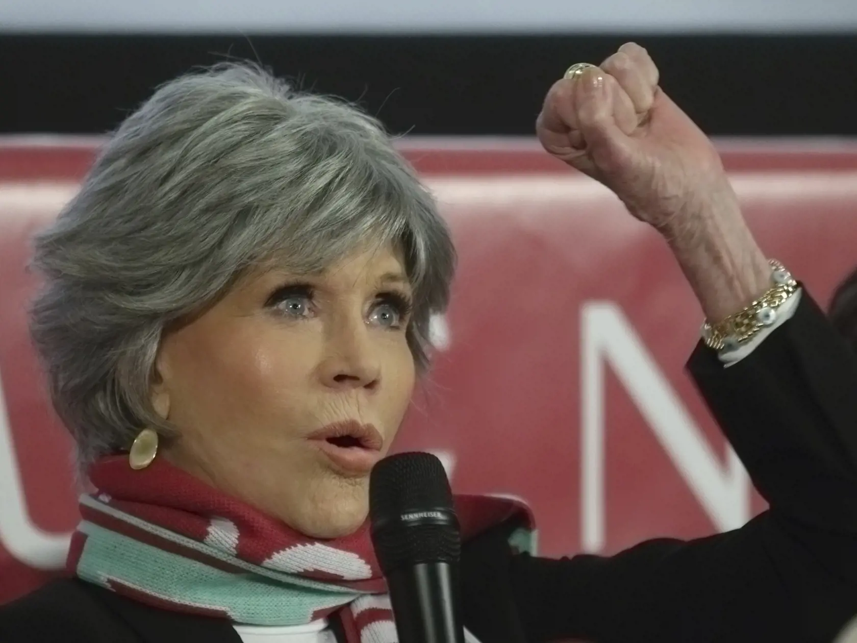 JB 20 Viedeň - Herečka Jane Fondová gestikuluje počas tlačovej konferencie o Viedenskom opernom bále vo Viedni 15. februára 2023. FOTO TASR/AP

Actress Jane Fonda, left, and her host, businessman Richard Lugner, right, attend a news conference on the Vienna Opera Ball in Vienna, Austria, Wednesday, Feb. 15, 2023. (AP Photo/Heinz-Peter Bader)