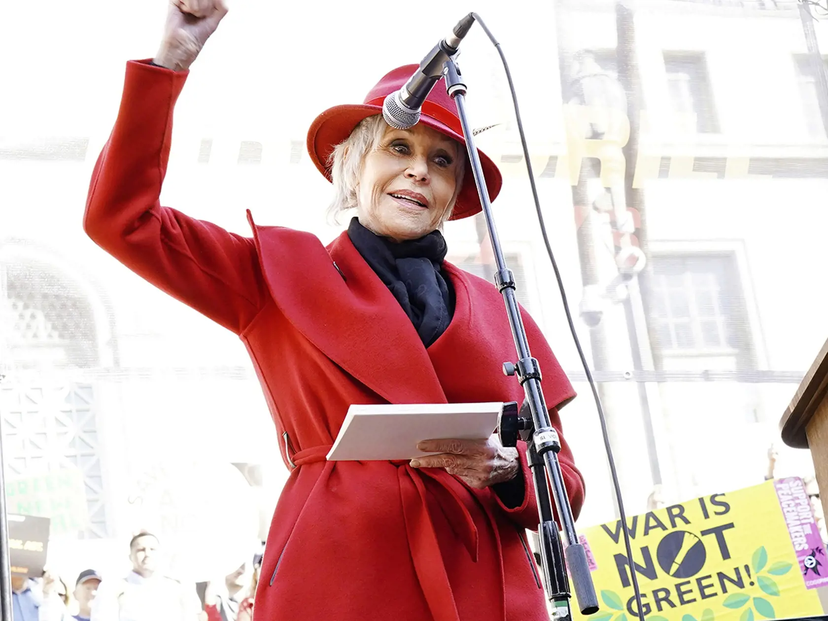 Jane Fonda na protestných ekologických akciách, kde bola aj viackrát zatknutá.