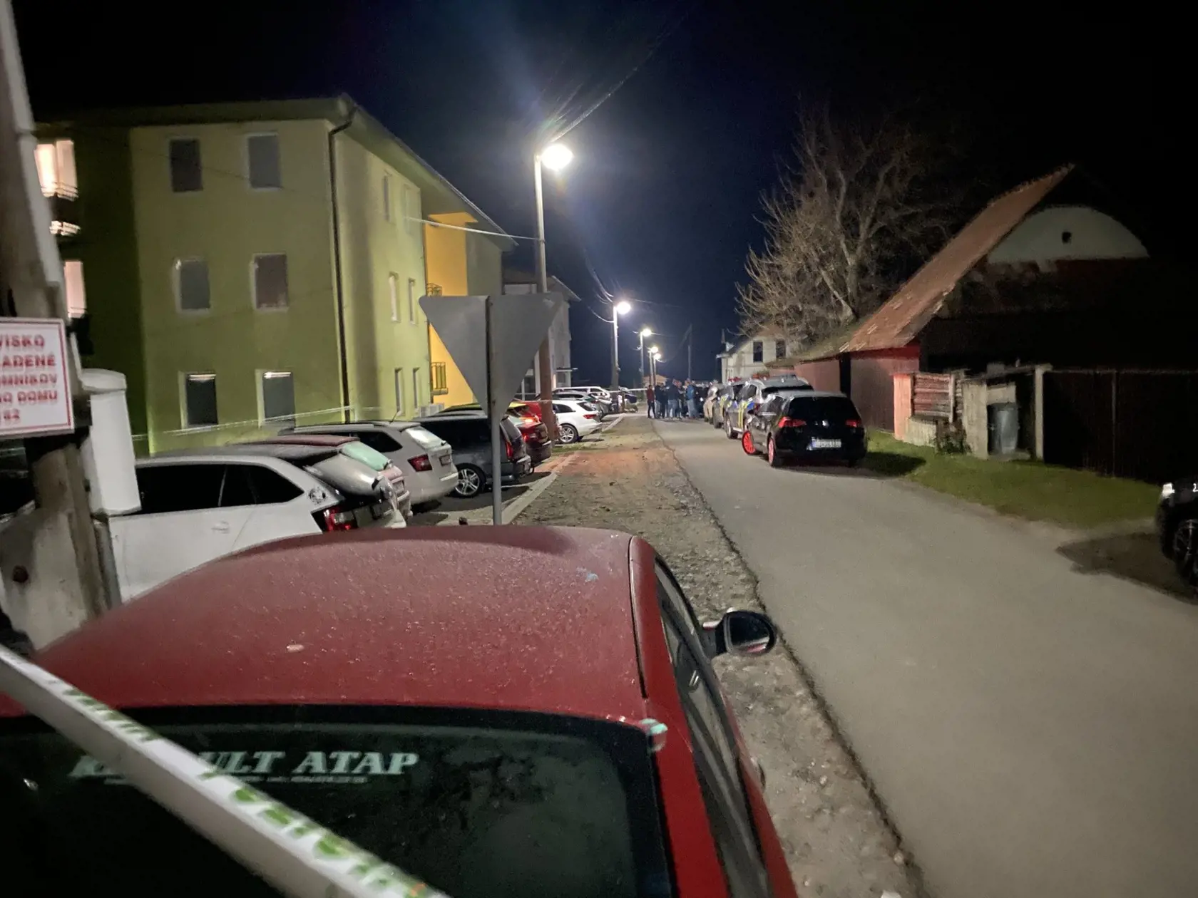 K tragédii malo dôjsť podľa doterajších informácií v obci Rokytov (okres Bardejov). Otec tu mal zastreliť malé dieťa a zbraň následne namieriť proti sebe. 