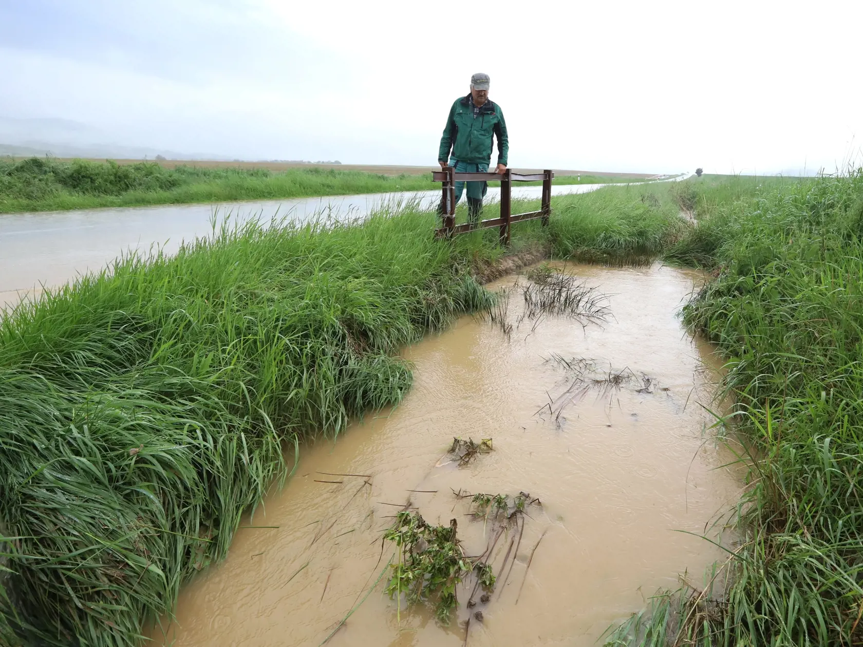 Na väčšine územia Slovenska platia až do stredy výstrahy pred dažďom prvého a druhého stupňa. Slovenský hydrometeorologický ústav (SHMÚ) varuje aj pred povodňami, najmä na západnom a strednom Slovensku. Na snímke úsek cesty Očová - Dúbrava, kde sa cez cestu valí masívne množstvo vody a blata z okolitých polí. Okres Zvolen, 17. mája 2023. FOTO TASR - Ján Krošlák