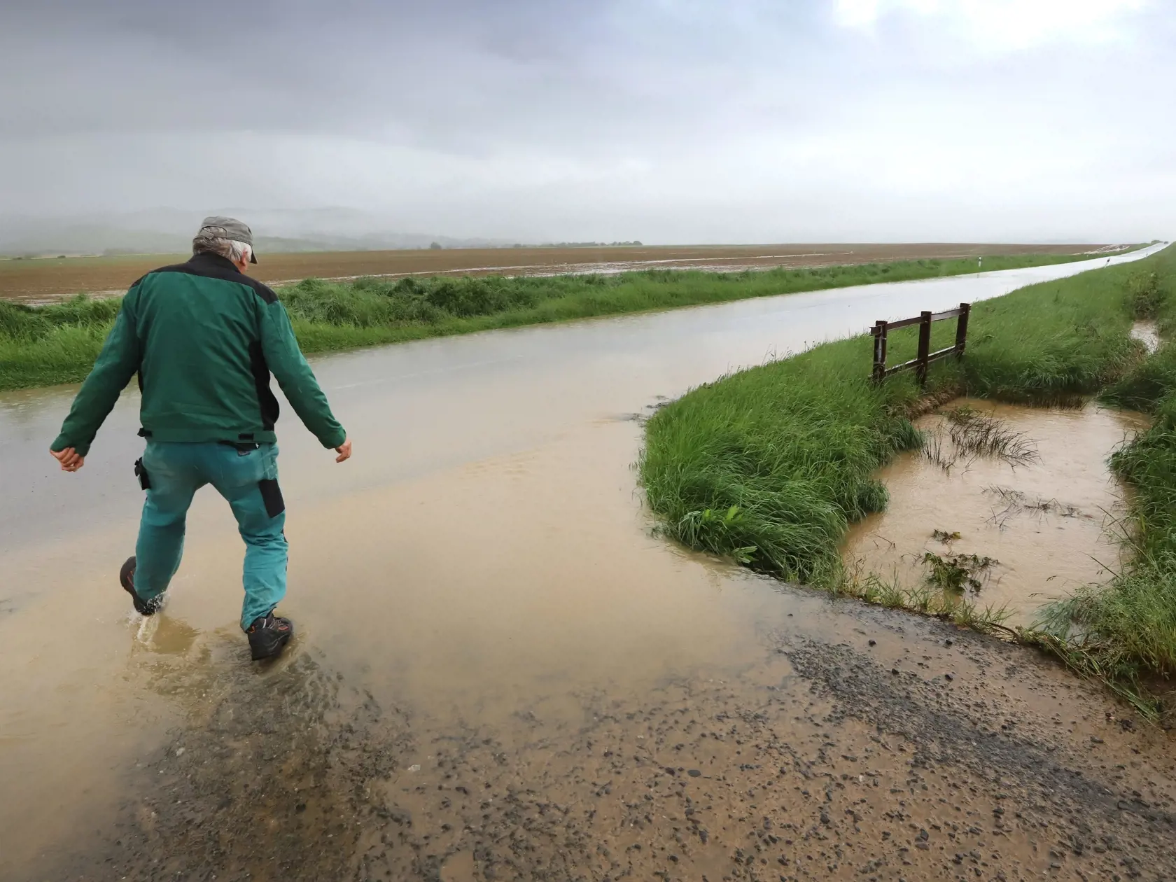 Na väčšine územia Slovenska platia až do stredy výstrahy pred dažďom prvého a druhého stupňa. Slovenský hydrometeorologický ústav (SHMÚ) varuje aj pred povodňami, najmä na západnom a strednom Slovensku. Na snímke úsek cesty Očová - Dúbrava, kde sa cez cestu valí masívne množstvo vody a blata z okolitých polí. Okres Zvolen, 17. mája 2023. FOTO TASR - Ján Krošlák