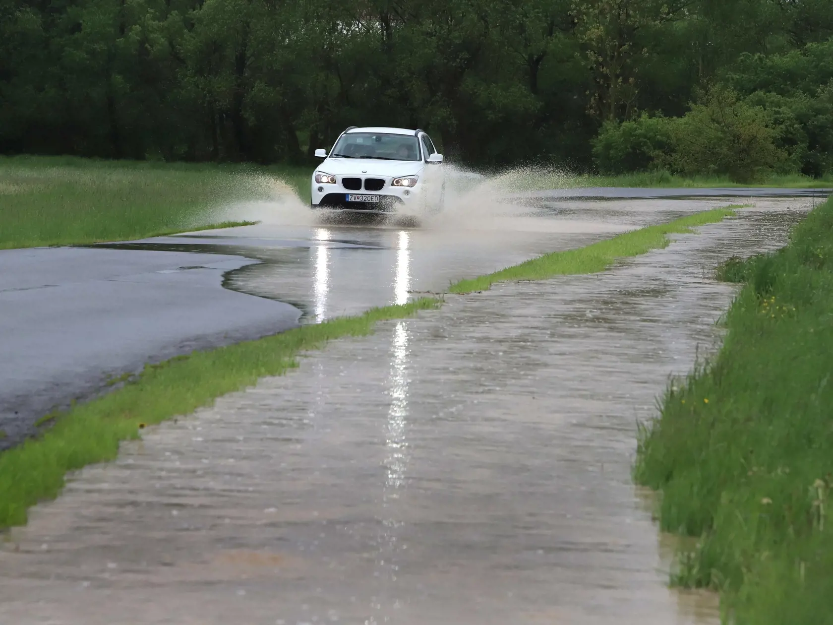 Na väčšine územia Slovenska platia až do stredy výstrahy pred dažďom prvého a druhého stupňa. Slovenský hydrometeorologický ústav (SHMÚ) varuje aj pred povodňami, najmä na západnom a strednom Slovensku. Na snímke úsek cesty Očová - Dúbrava, kde sa cez cestu valí masívne množstvo vody a blata z okolitých polí. Okres Zvolen, 17. mája 2023. FOTO TASR - Ján Krošlák