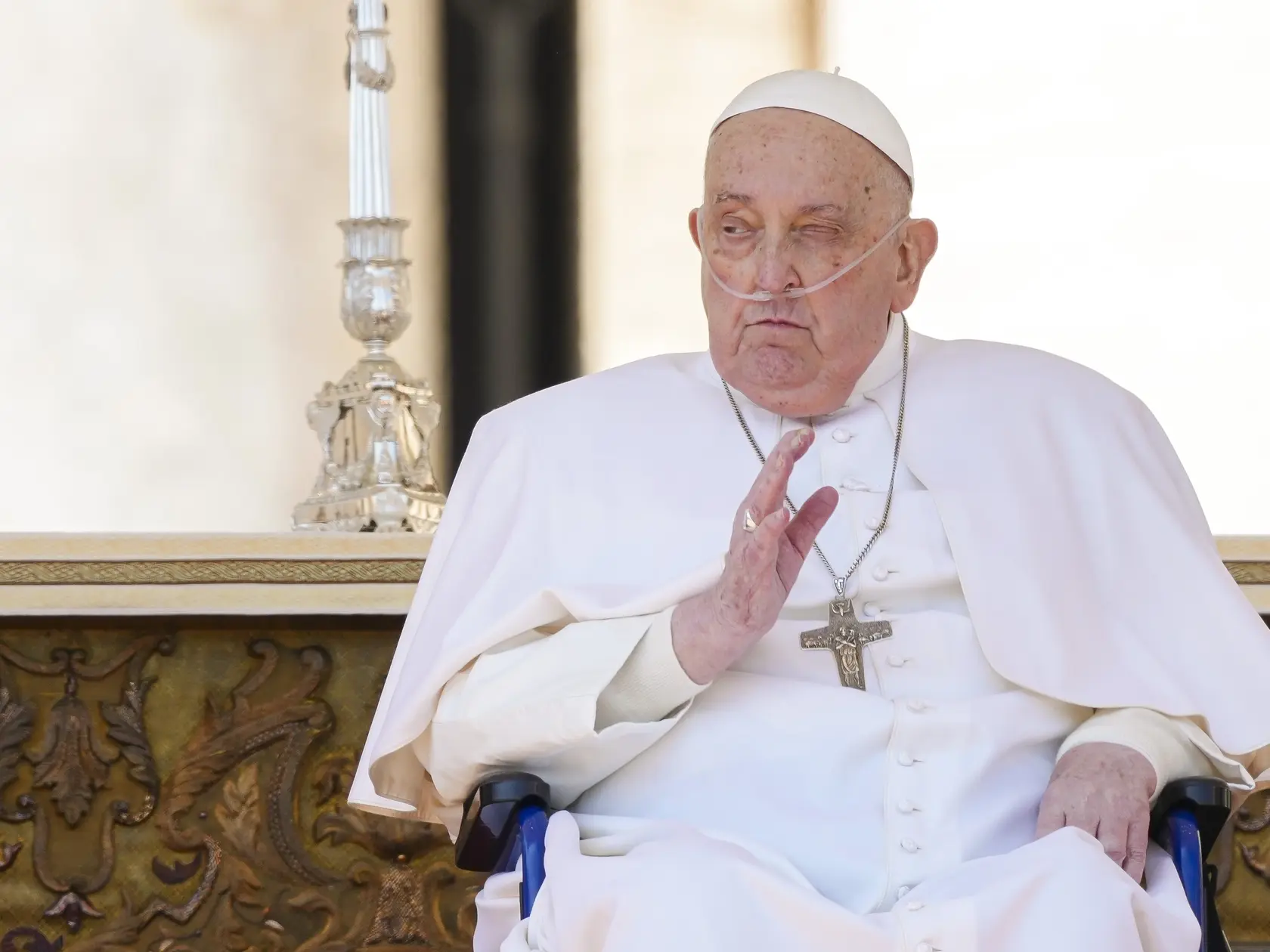 Na archívnej snímke zo 6. apríla 2025 pápež František prichádza na invalidnom vozíku počas konca omše na Námestí svätého Petra vo Vatikáne v rámci Jubilea chorých a zdravotníkov. Vo veku 88 rokov zomrel v pondelok 21. apríla 2025 pápež František. FOTO: TASR/AP