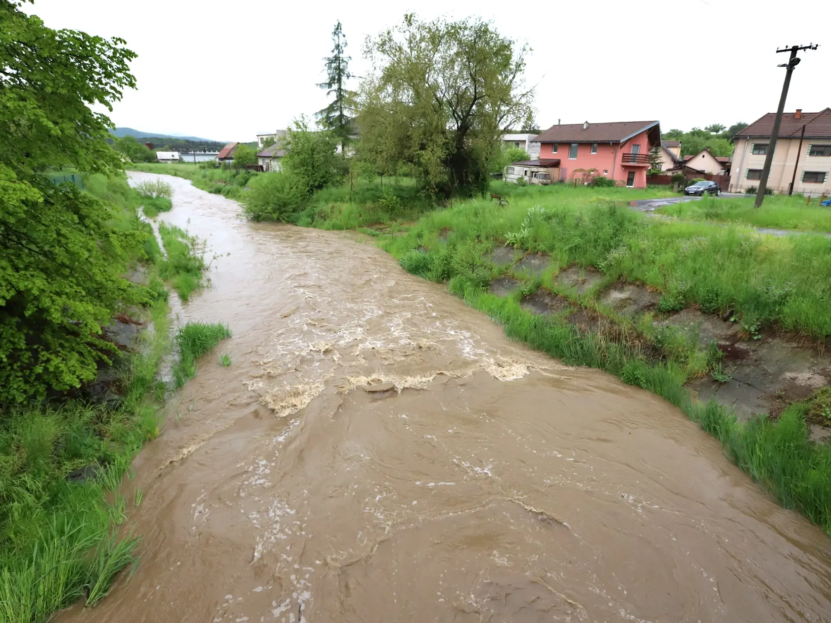 Na väčšine územia Slovenska platia až do stredy výstrahy pred dažďom prvého a druhého stupňa. Slovenský hydrometeorologický ústav (SHMÚ) varuje aj pred povodňami, najmä na západnom a strednom Slovensku. Na snímke zvýšená hladina riečky Zolná v Zolnej pri Zvolene 17. mája 2023. FOTO TASR - Ján Krošlák