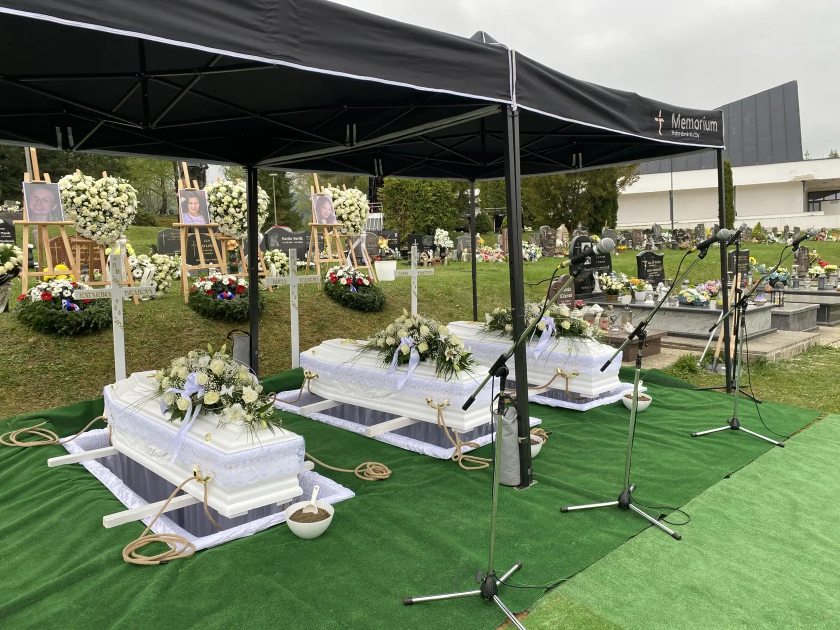 Pohreb troch obetí tragickej havárie pri Spišskej Kapitule v sobotu 6. 4. 2024.