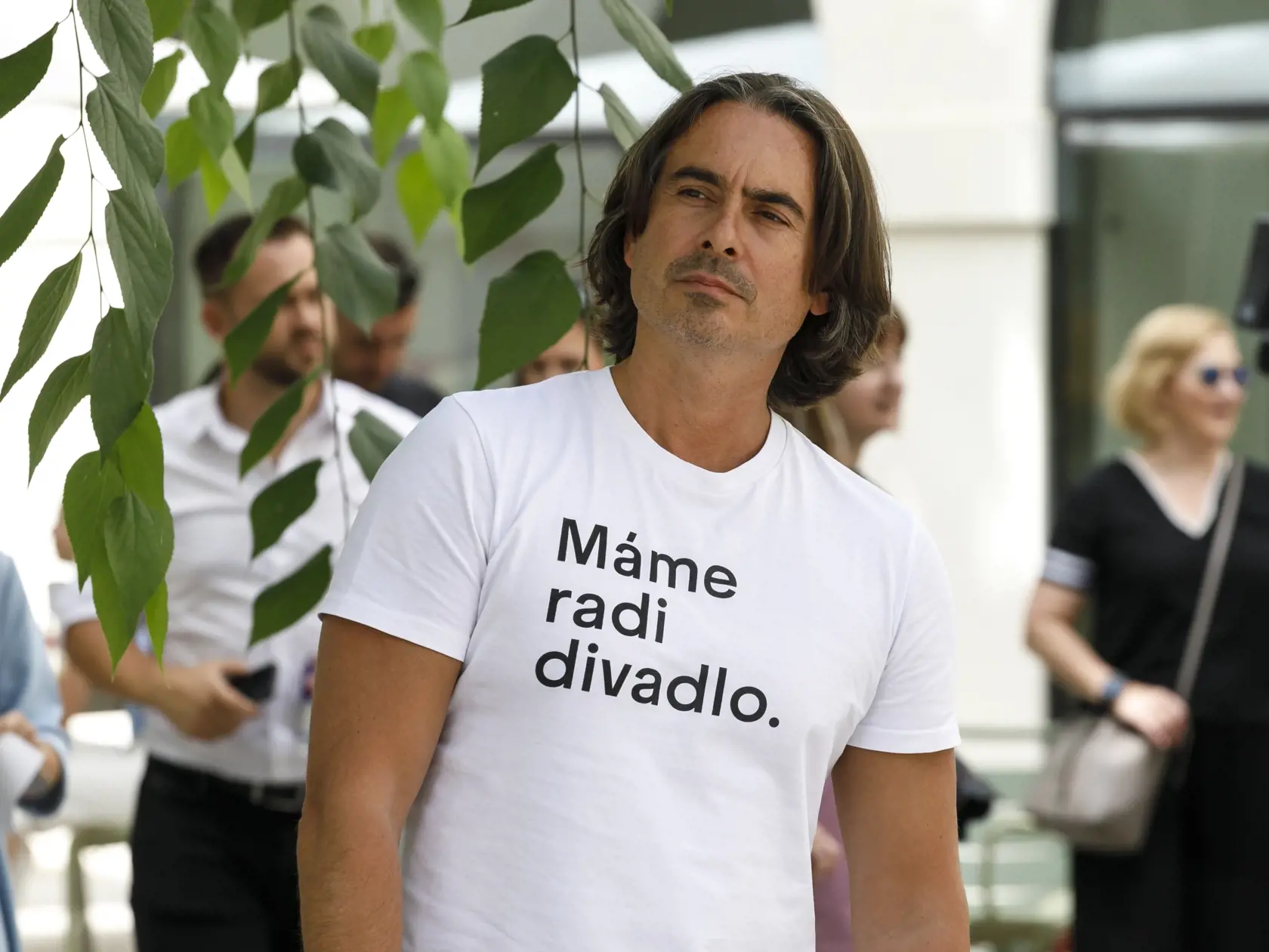Odvolaný generálny riaditeľ Slovenského národného divadla Matej Drlička počas tlačovej konferencie k odvolaniu generálnej riaditeľky Alexandry Kusej na nádvorí SNG