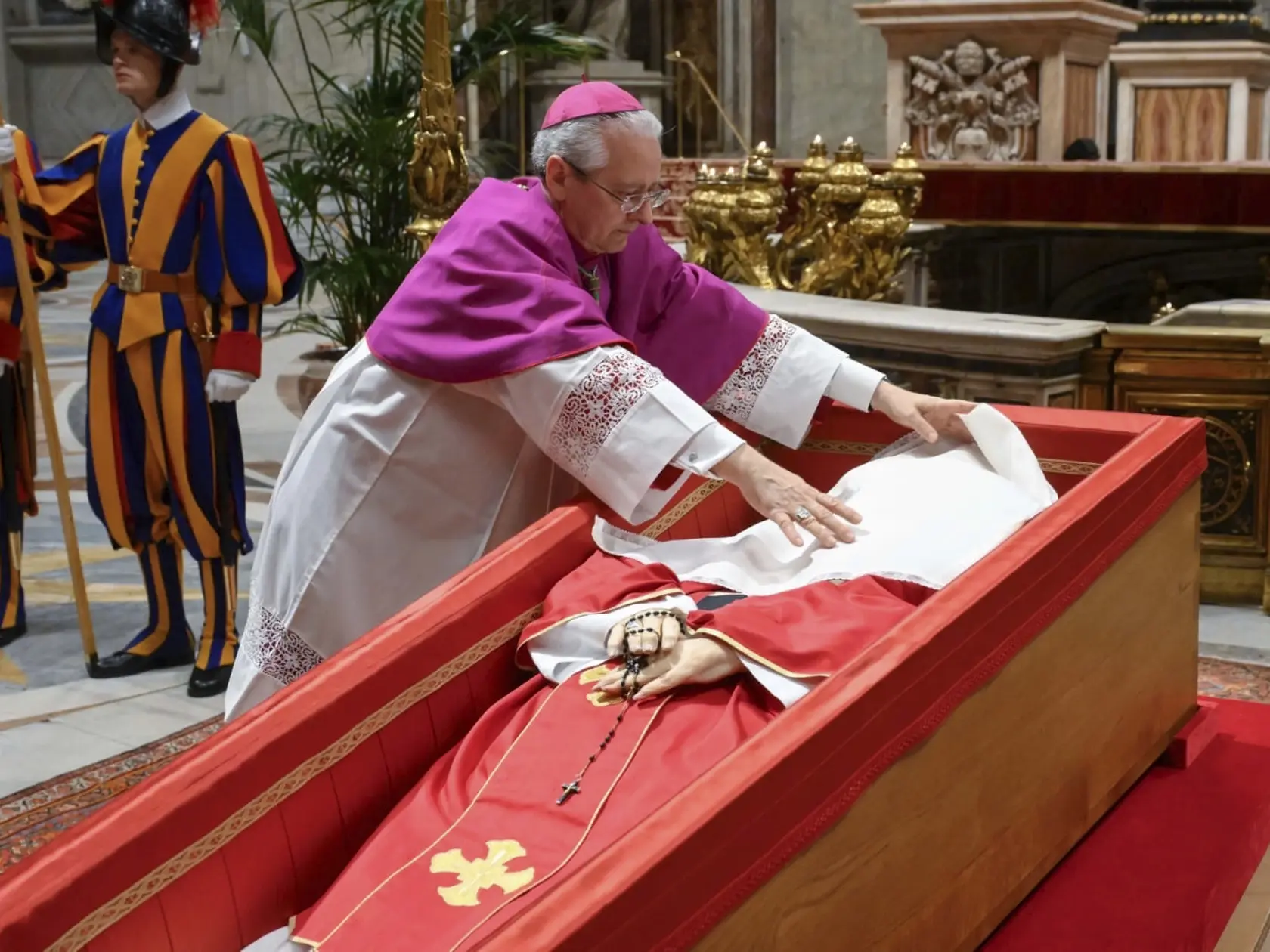 WA 52 Vatikán - Majster pápežských liturgických slávení arcibiskup Diego Giovanni Ravelli zakrýva tvár zosnulého pápeža Františka počas obradu zapečatenia rakvy v Bazilike sv. Petra vo Vatikáne v piatok 25. apríla 2025. Pápež František zomrel vo veku 88 rokov na Veľkonočný pondelok 21. apríla. Pohreb bude mať v rímskej Bazilike Panny Márie Väčšej v sobotu 26. apríla. FOTO TASR/AP 

Vatican Master of Ceremonies Archbishop Diego Giovanni Ravelli covers the face of late Pope Francis with a silk cloth before closing his casket in St. Peter's Basilica at the Vatican Friday, April 25, 2025. (Vatican Media via AP) 