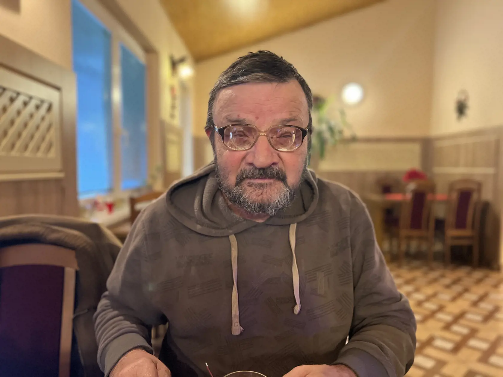 Dnes sa Vladimírov život točí okolo príprav na náročnú operáciu očí, ktorá by mu mohla zlepšiť kvalitu života. 