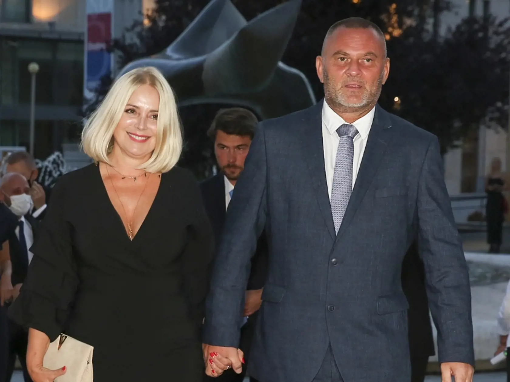Príchody OTO 2020. 
Na snímke herečka Zuzana Vačková s priateľom Petrom.