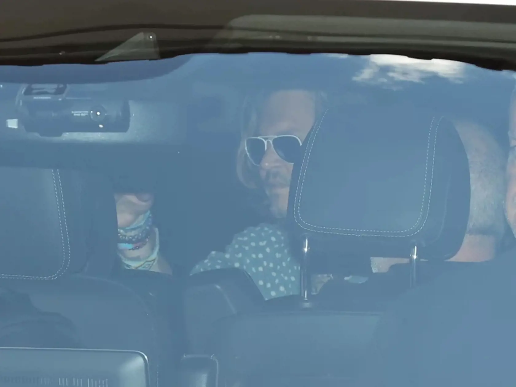 Slávneho herca Johnnyho Deppa načapali v Prahe s polonahou fanúšičkou.