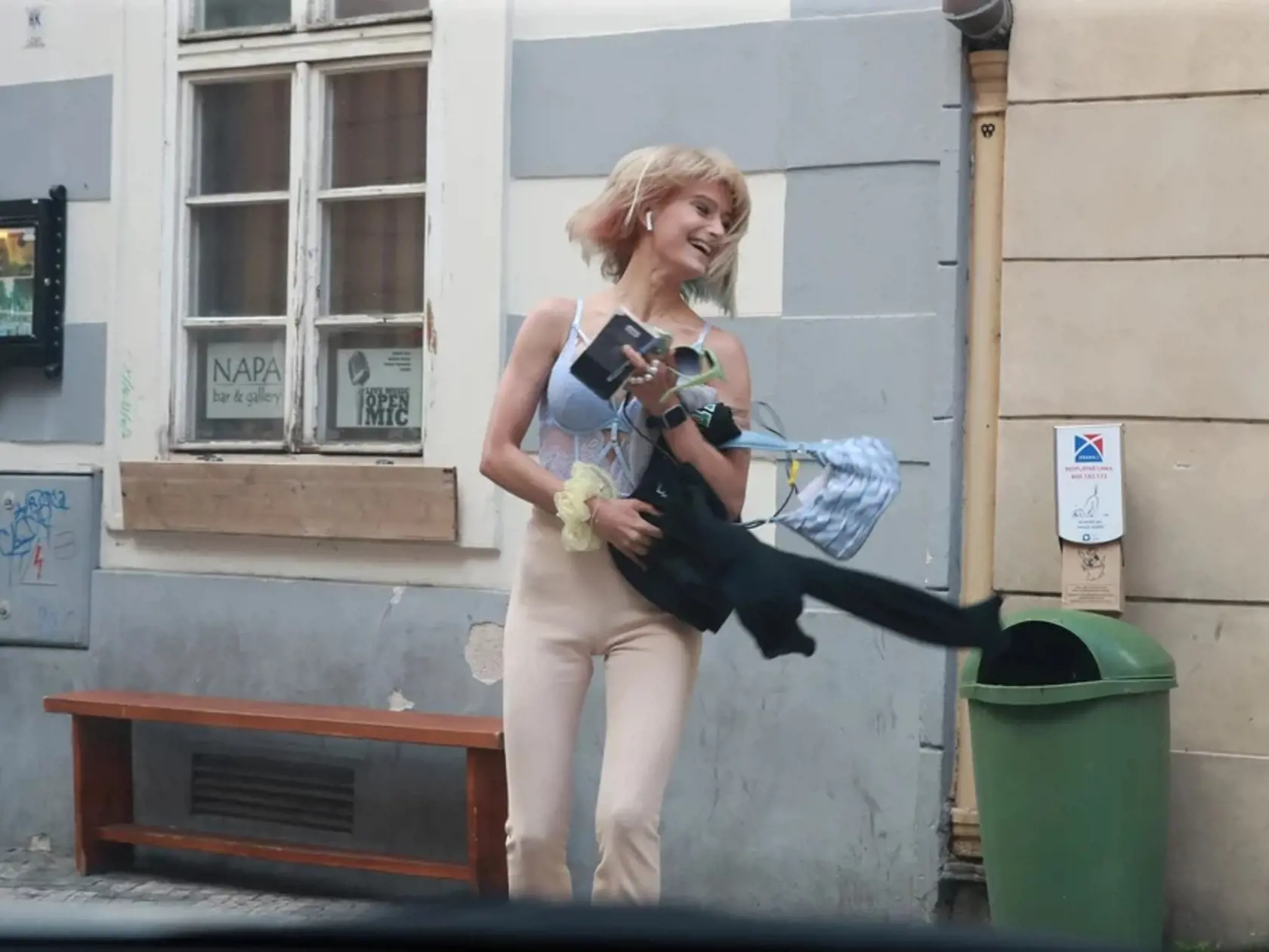 Slávneho herca Johnnyho Deppa načapali v Prahe s polonahou fanúšičkou.