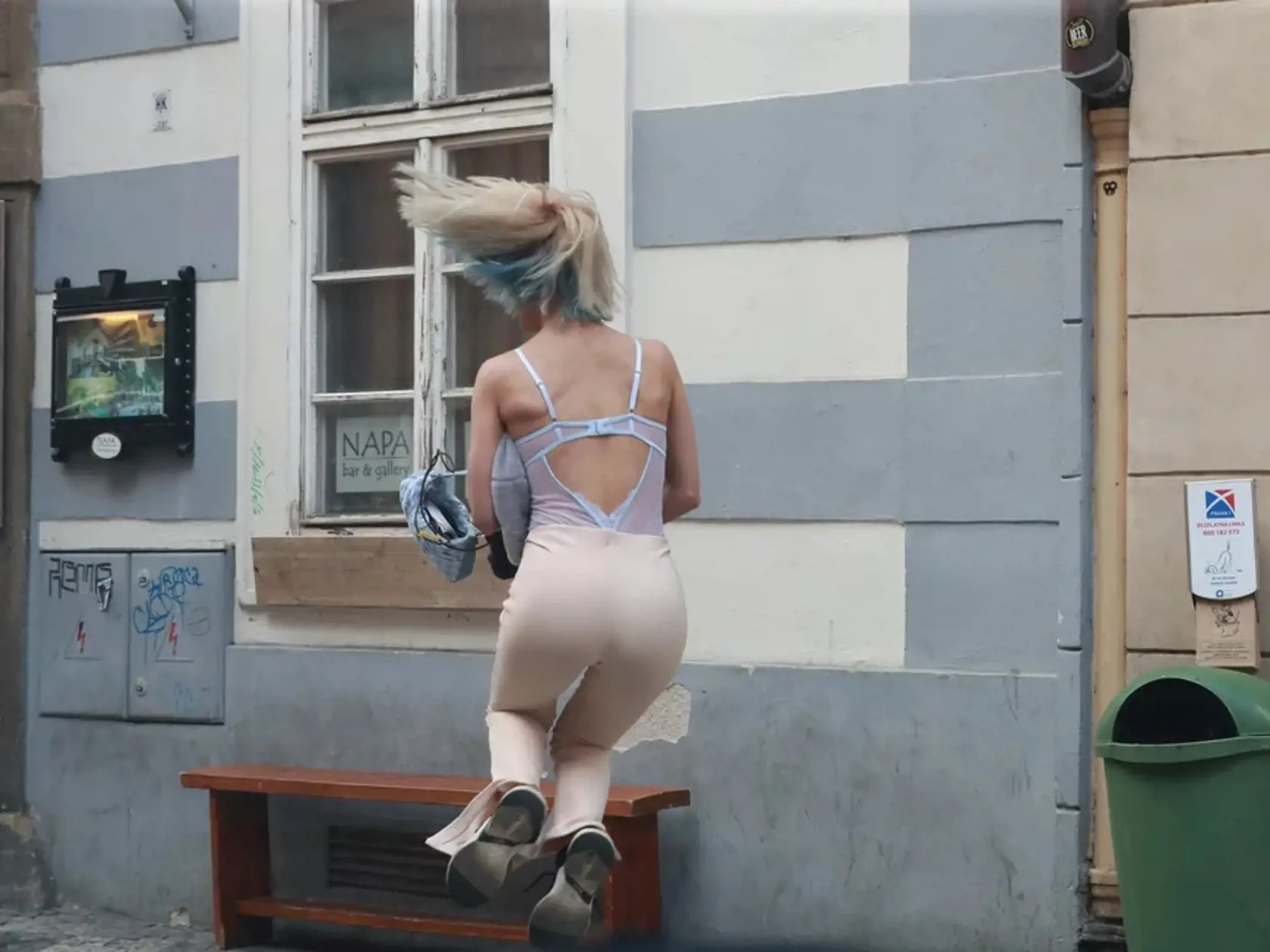 Slávneho herca Johnnyho Deppa načapali v Prahe s polonahou fanúšičkou.
