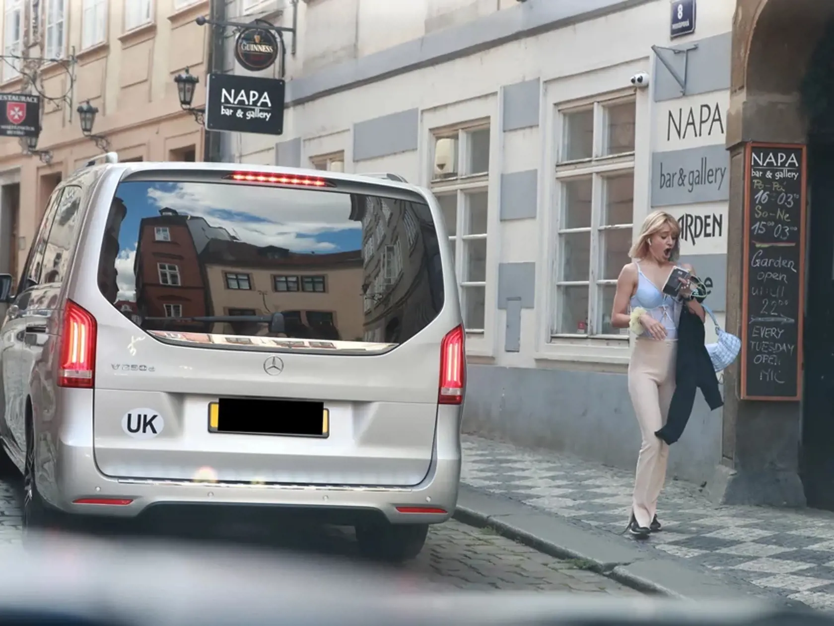 Slávneho herca Johnnyho Deppa načapali v Prahe s polonahou fanúšičkou.