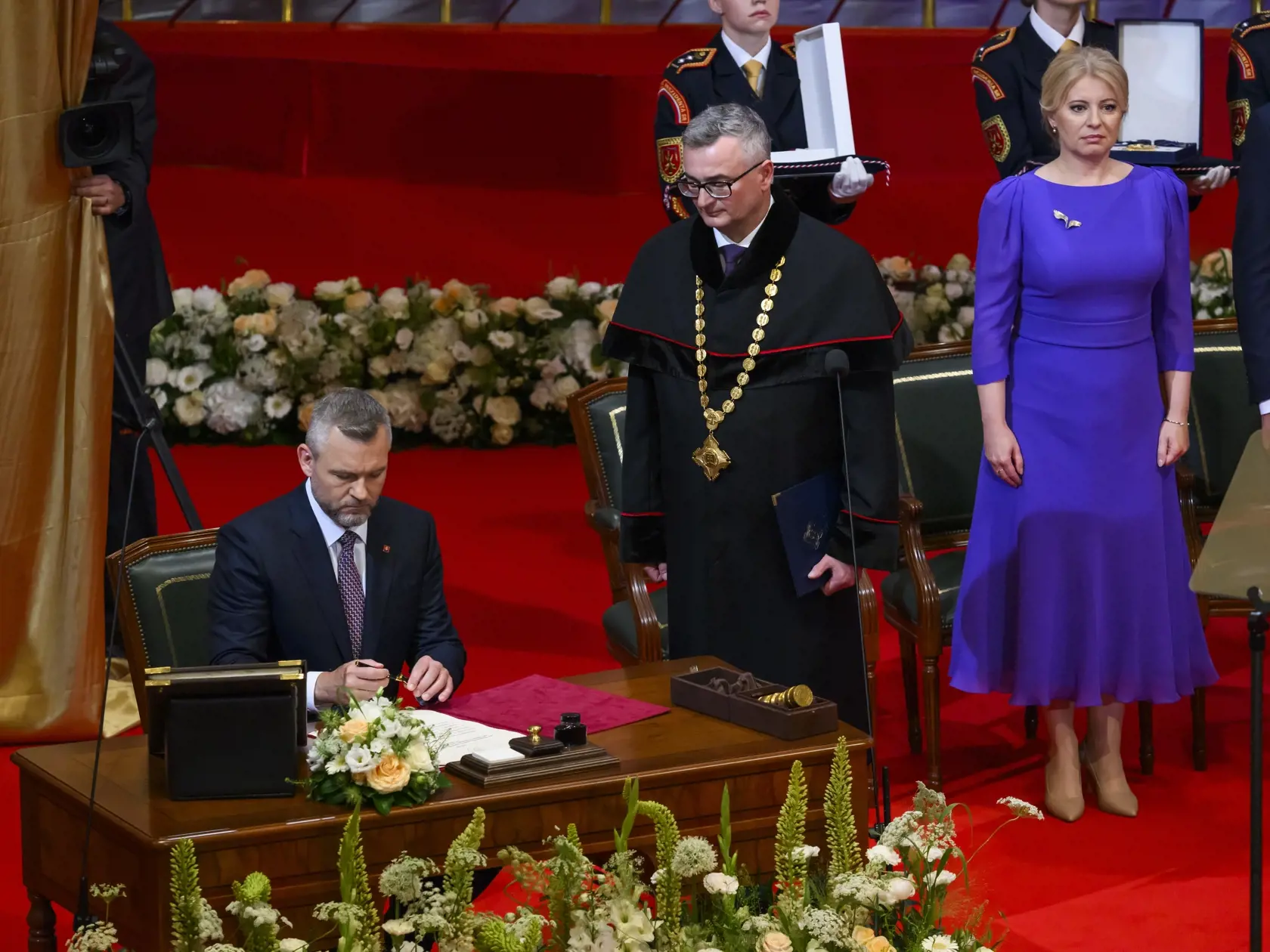 Na snímke vľavo zvolený prezident SR Peter Pellegrini sa podpisuje pri skladaní sľubu  prezidenta SR predpísaného Ústavou SR do rúk predsedu Ústavného súdu SR Ivana Fiačana (druhý zľava) počas slávnostnej schôdze Národnej rady SR pri príležitosti zloženia sľubu prezidenta SR v priestoroch budovy Slovenskej filharmónie 15. júna 2024 v Bratislave. Vpravo odchádzajúca prezidentka SR Zuzana Čaputová. FOTO TASR - Jaroslav Novák